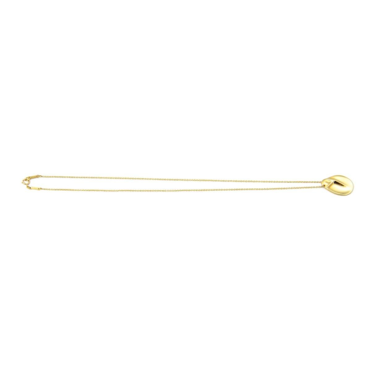 TIFFANY & Co. Elsa Peretti 18K Gold Madonna Pendant Necklace In Good Condition In Los Angeles, CA