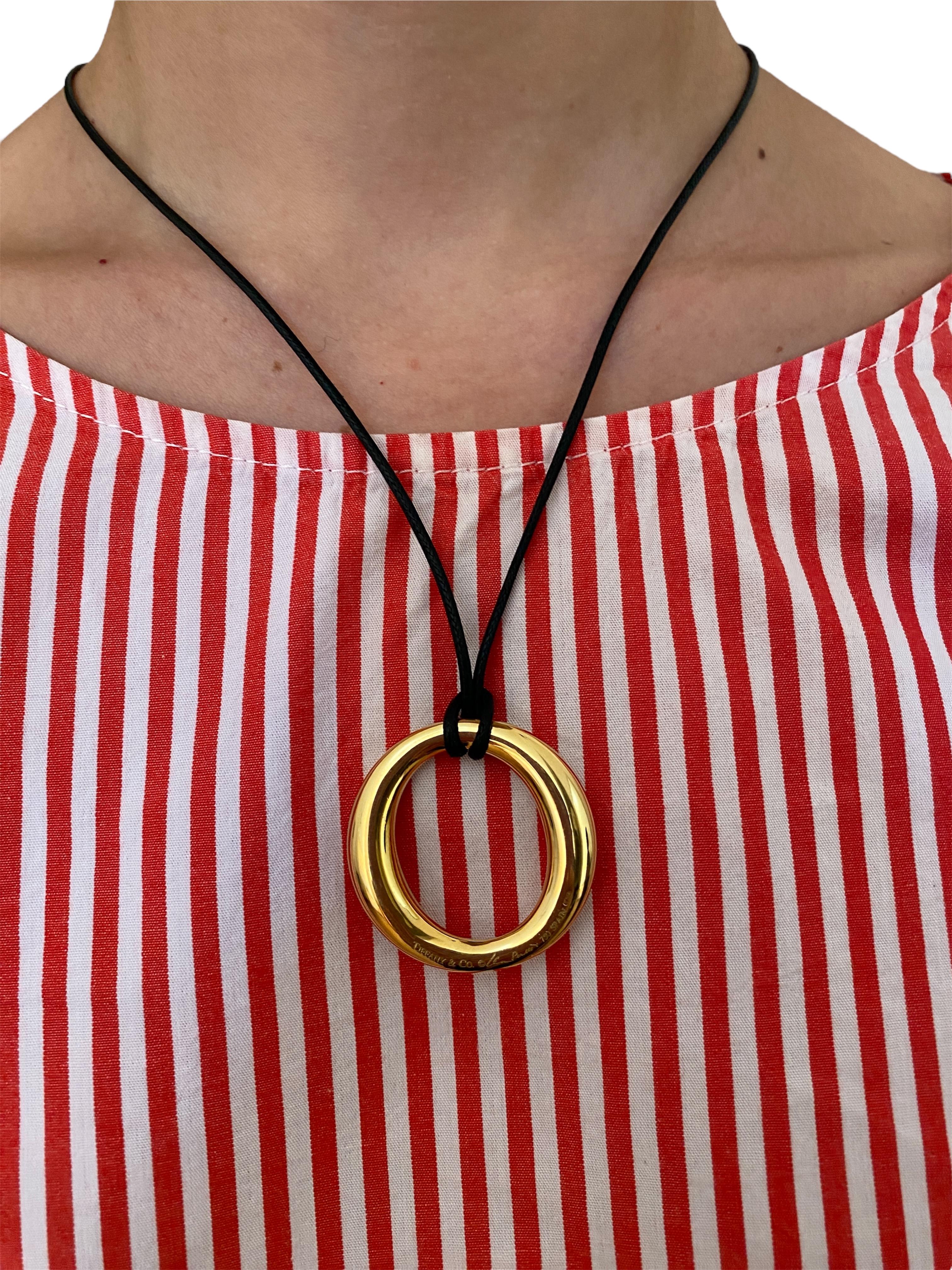 TIFFANY & Co. Collana con ciondolo O in oro 18K di Elsa Peretti, 35 mm, 