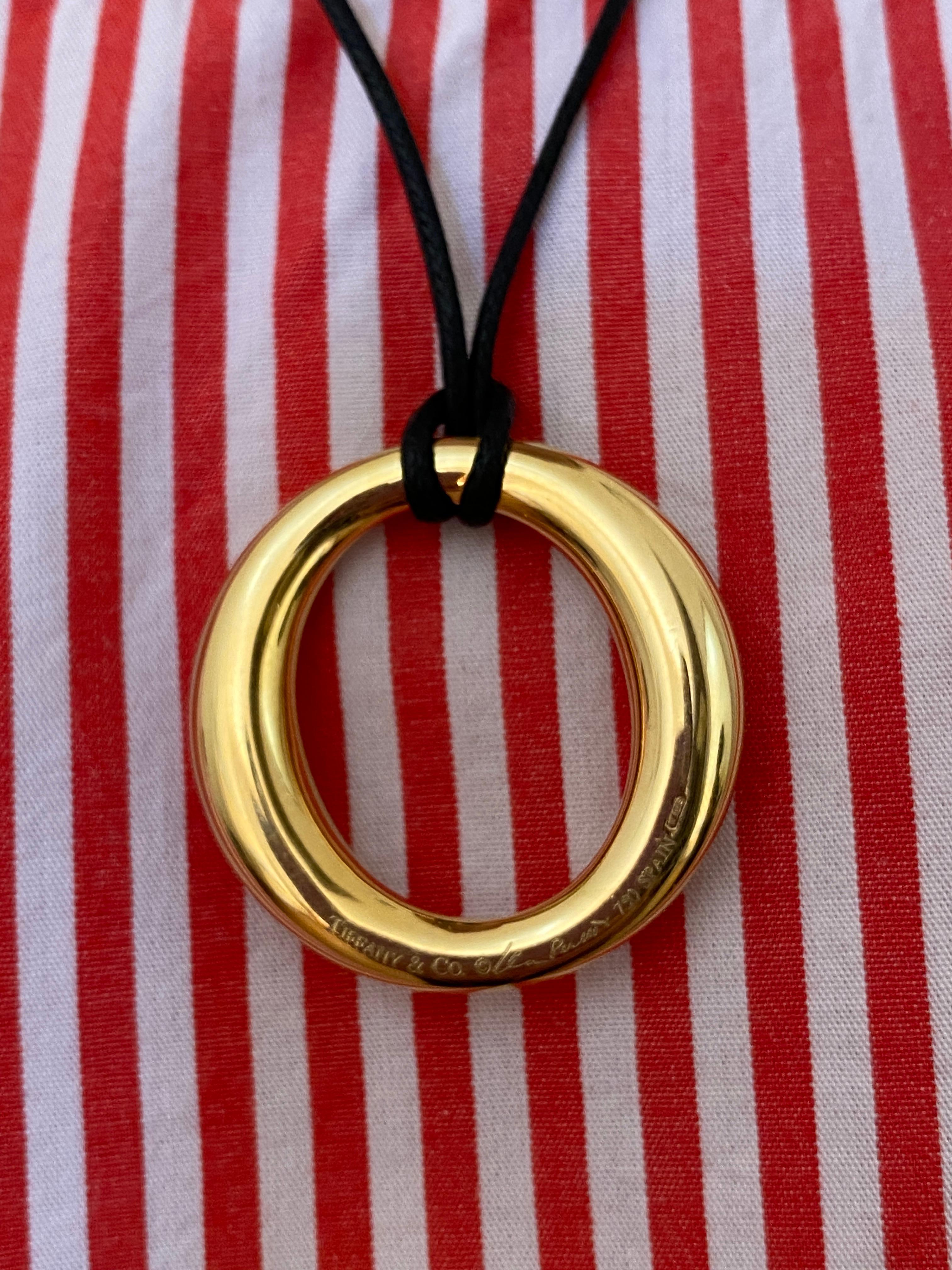TIFFANY & Co. Elsa Peretti, collana con ciondolo O in oro 18 carati da 35 mm, grande In condizioni ottime in vendita a Rome, IT