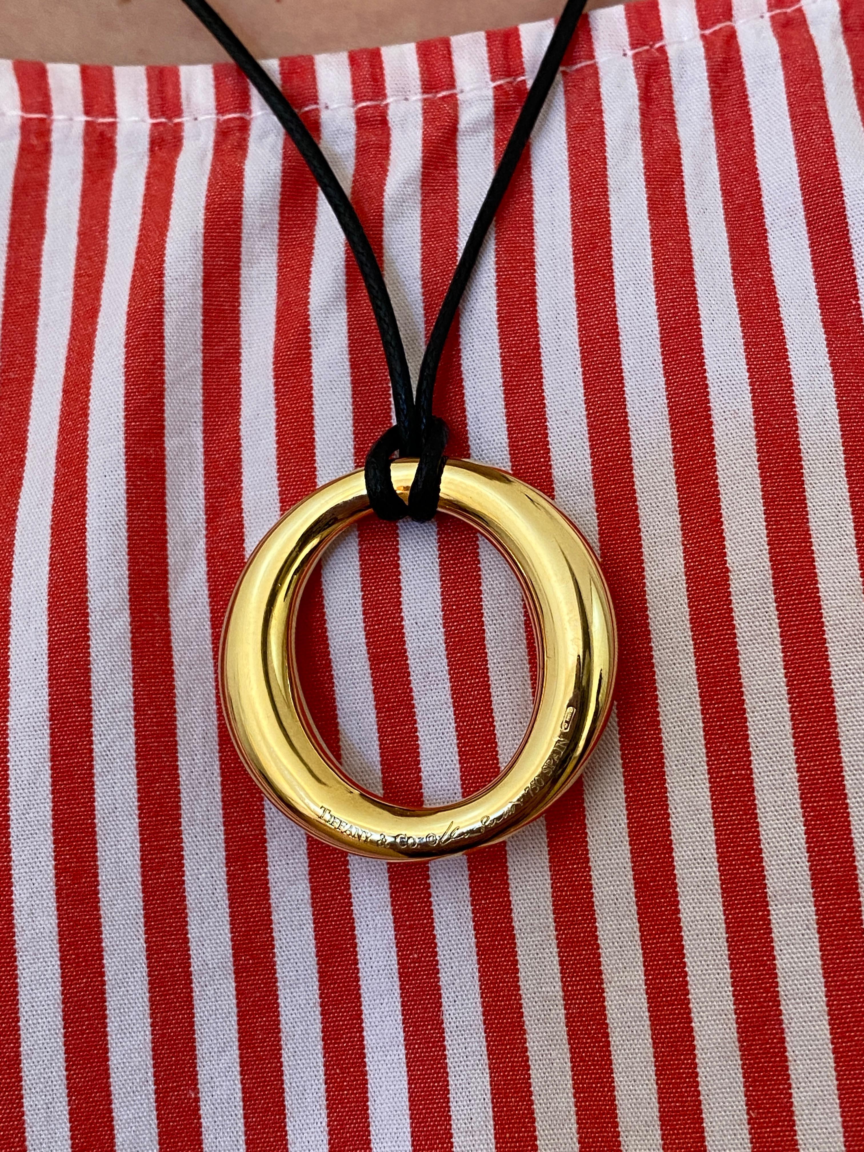 TIFFANY & Co. Elsa Peretti, collana con ciondolo O in oro 18 carati da 35 mm, grande in vendita 3