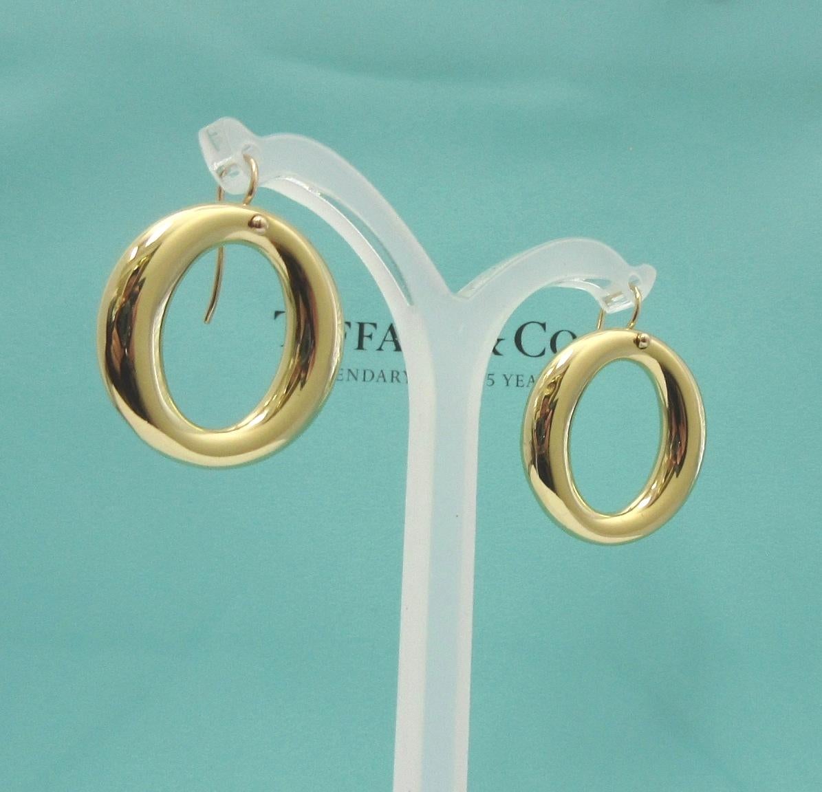 TIFFANY & Co. Elsa Peretti 18K Gold Sevillana Earrings

Metal: 18K yellow gold 
Weight: 8.10 grams 
Measurement: 0.95
