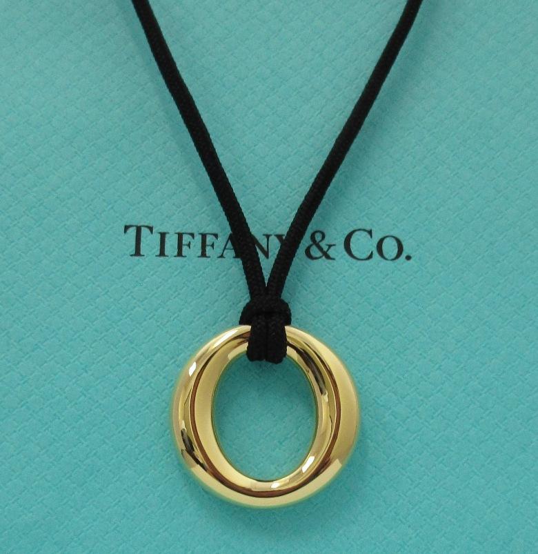 TIFFANY & Co. Elsa Peretti 18K Gold Sevillana Pendant Necklace
  
 Metal: 18K yellow gold
 Gold weight: 4.0 grams
 Pendant: 24mm (0.95