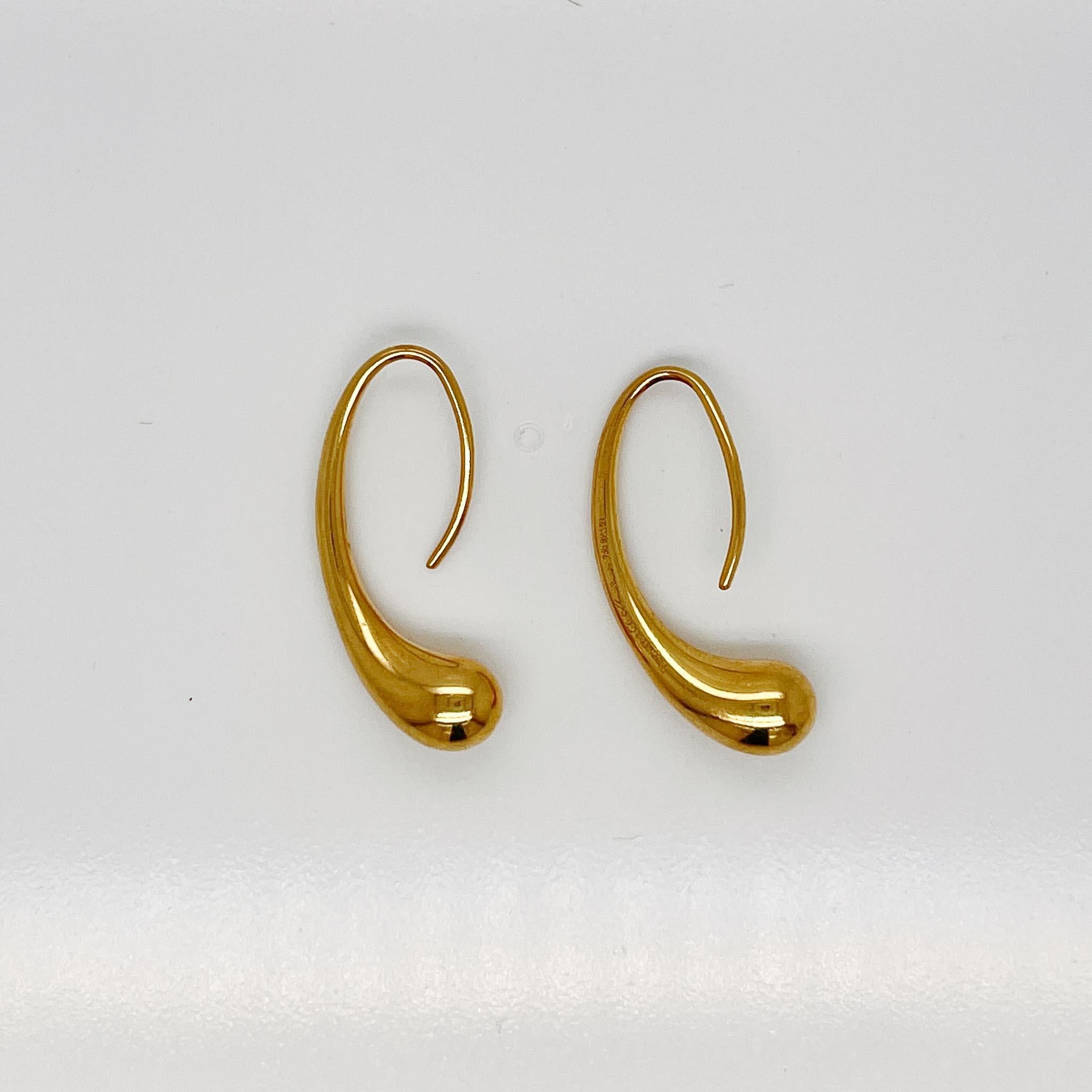 A fine pair of Tiffany & Co. teardrop earrings.

In 18 karat yellow gold. 

By Elsa Peretti.

Simply a fabulous pair of Tiffany & Co. earrings! 

Date:
20th Century

Overall Condition:
They are in overall good, as-pictured, used estate condition