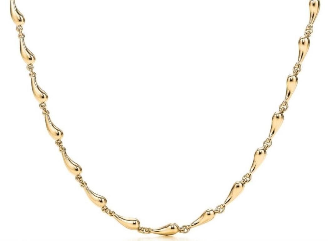 TIFFANY & Co. Elsa Peretti, collier en or 18 carats en forme de larme

Métal : Or jaune 18K 
Poids : 25,30 grammes 
Longueur : 16 pouces 
Poinçon : AT&T. 750 ©Elsa Peretti 
Condit : Excellent état, livré avec pochette Tiffany, boîte et nœud de