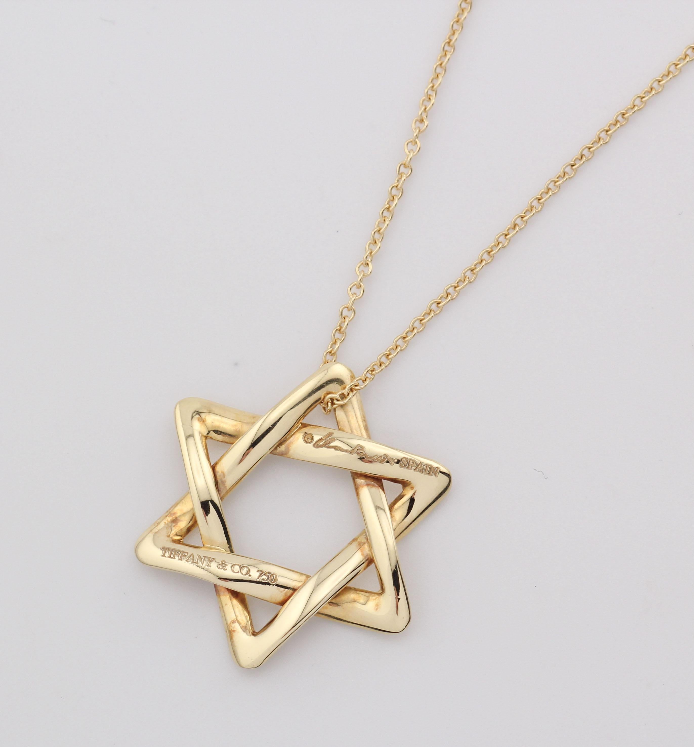 Ti presentiamo la Tiffany & Co. Collana con ciondolo grande in oro giallo 18k di Elsa Peretti Star of David, un magnifico simbolo di fede, arte e lusso. Questo squisito gioiello è un vero capolavoro che cattura l'essenza del design senza tempo e del
