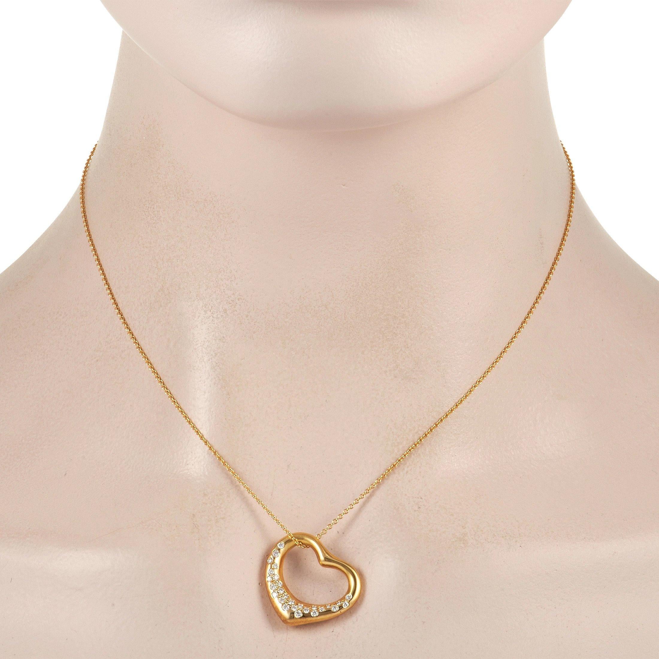 Diese in Zusammenarbeit mit Elsa Peretti hergestellte Herz-Halskette von Tiffany & Co. ist ein Muss für jede Sammlung.
 Der aus 18 Karat Gelbgold gefertigte Herzanhänger ist mit einem Cluster aus runden Diamanten von insgesamt 0,55 Karat besetzt.