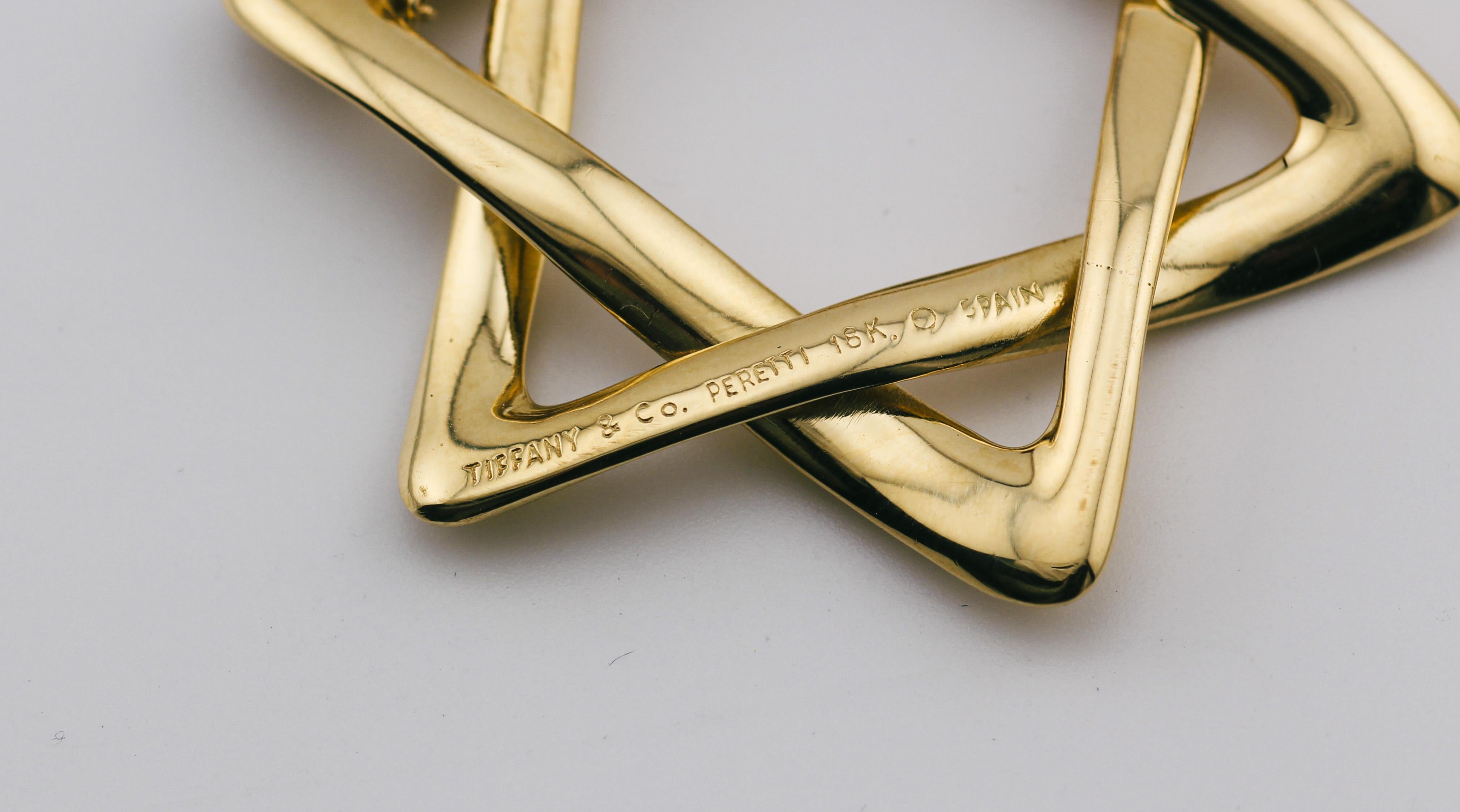 La collection Tiffany & Co. Le collier à pendentif étoile de David de 40 mm en or jaune 18K d'Elsa Peretti est une expression rayonnante de foi et de style. Réalisé par la célèbre designer Elsa Peretti, ce collier à pendentif est un chef-d'œuvre
