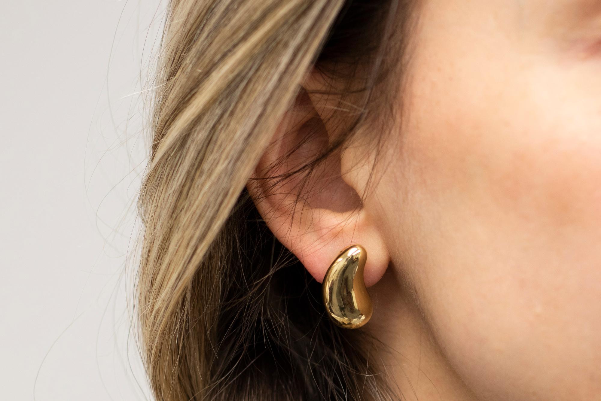 Tiffany & Co. Elsa Peretti 18 Karat Yellow Gold Bean Earrings im Angebot 1