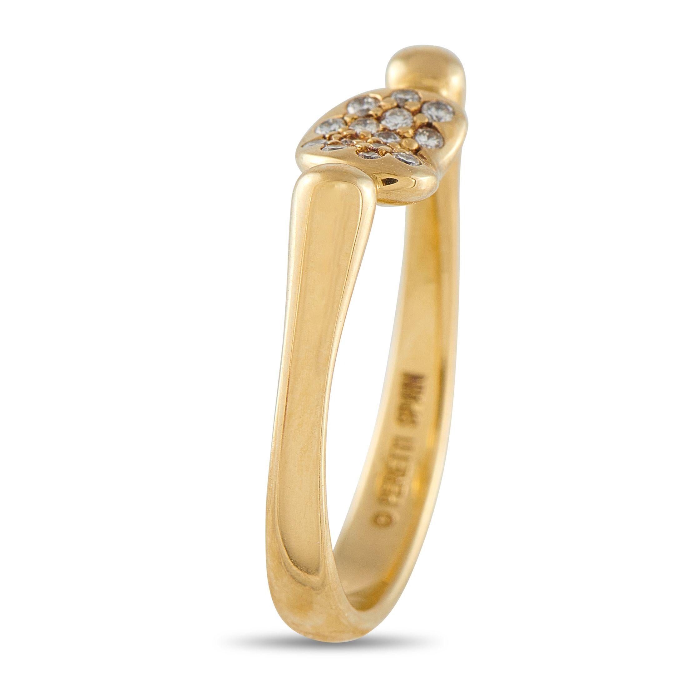 Cette pièce de Tiffany & Co. La bague Bean d'Elsa Peretti est idéale pour les personnes à l'esthétique minimaliste. Simple et élégant, le design profilé au centre prend vie grâce à d'étincelants accents de diamants incrustés. Serti en or jaune 18