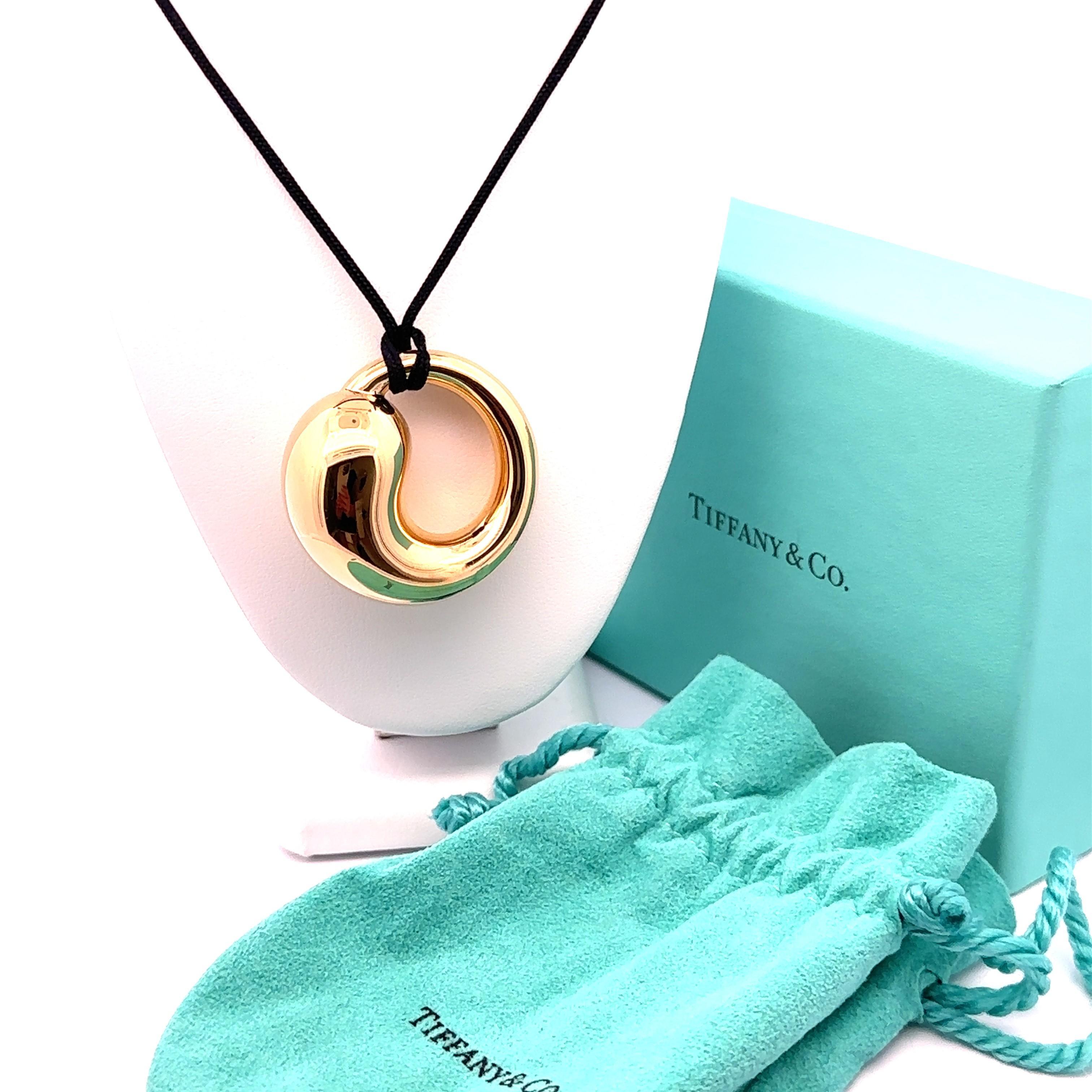 Tiffany & Co. Ciondolo a forma di cerchio eterno Elsa Peretti in oro giallo 18k Extra Large XL In condizioni buone in vendita a Montclair, NJ