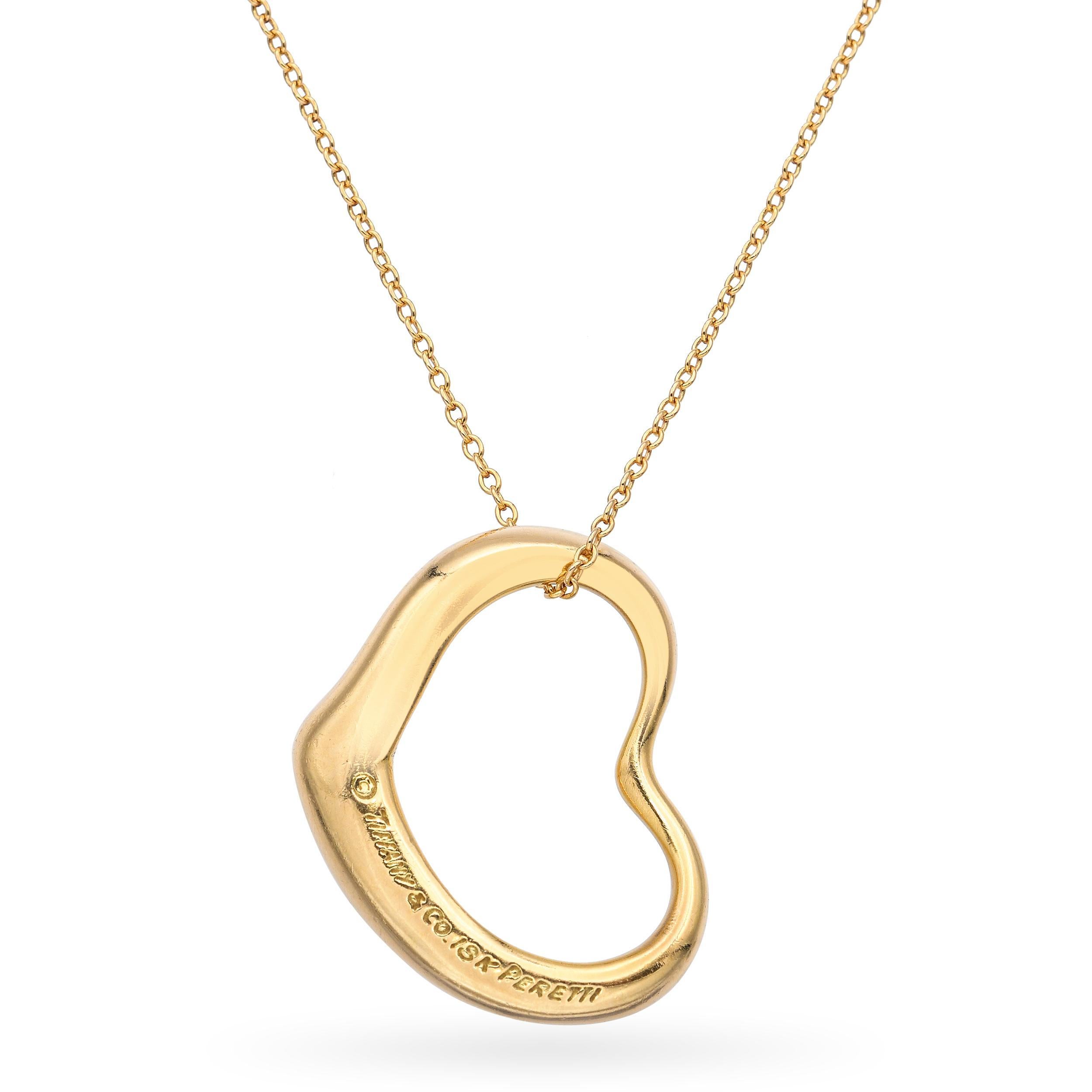 Disegnata dalla leggendaria Elsa Peretti for Tiffany & Co., questa elegante collana presenta il suo iconico motivo a cuore aperto realizzato in luminoso oro giallo 18 carati. Simboleggiando l'amore e la semplicità senza tempo, il ciondolo a forma di