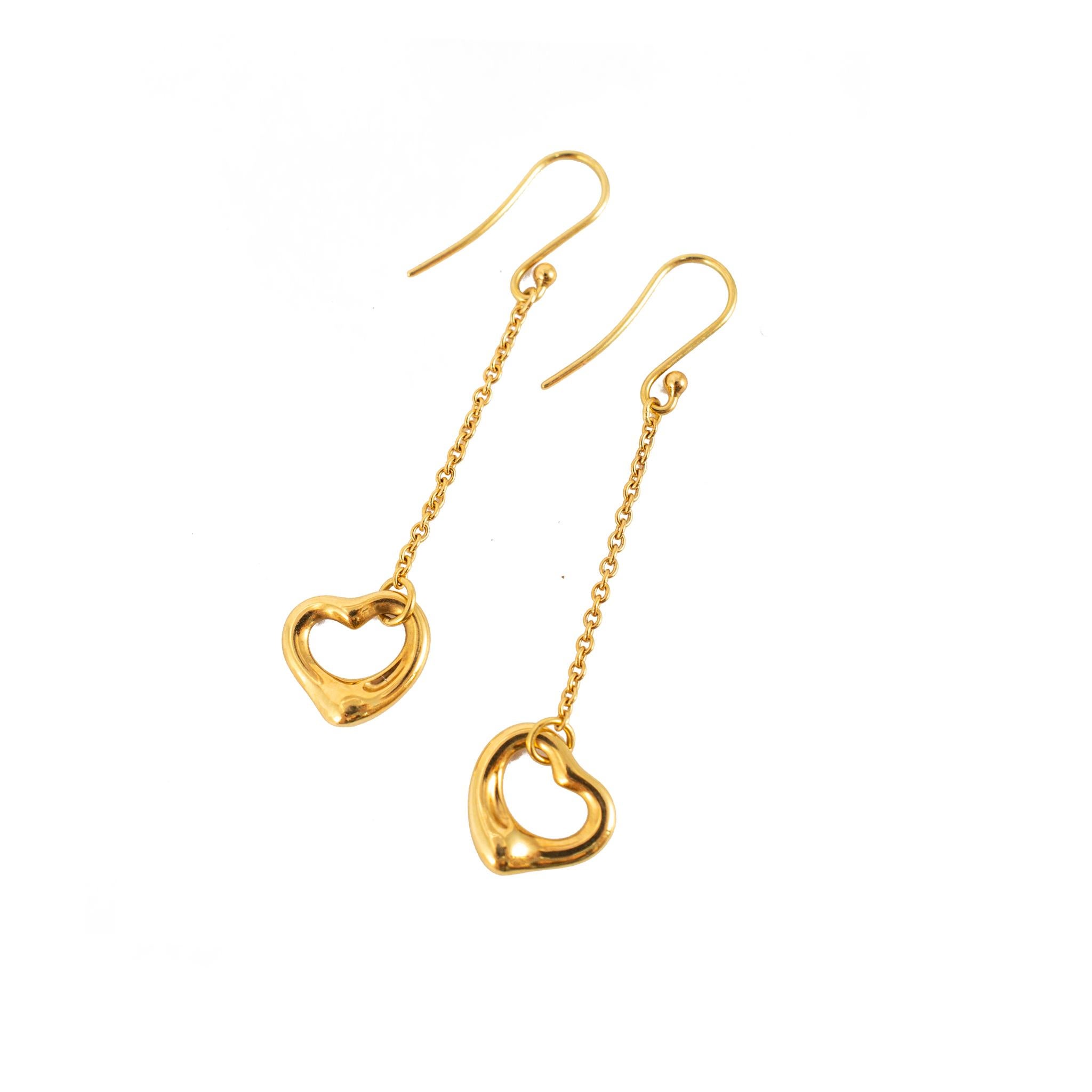 Marque : Tiffany & Co.

Genre : Mesdames

Type de métal : Or jaune 18K

Longueur : 2.00 pouces

Largeur : 11,00 mm

Poids : 3.06 grammes

Une paire de boucles d'oreilles pendantes en or jaune 18 carats TIFFANY & CO. en or jaune 18K avec des boucles