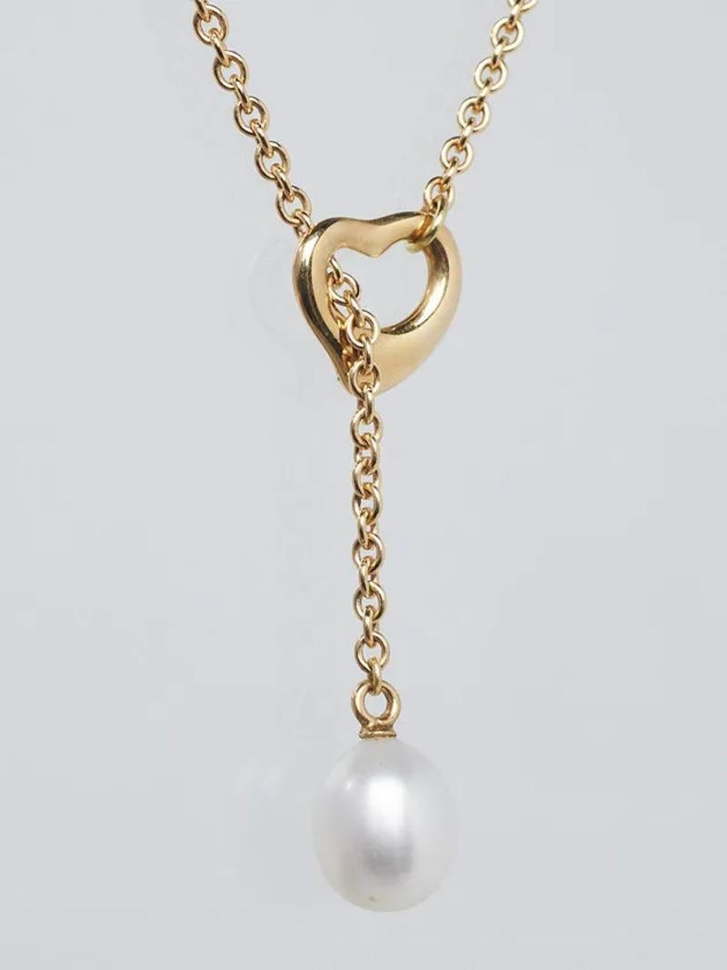 Scopri l'eleganza di questa raffinata collana, che ha come centro una perla bianca a taglio misto. Realizzato in oro giallo 18 carati, emana un fascino raffinato. Disegnato da Elsa Peretti for Tiffany & Co. questo pezzo offre un'allure senza tempo