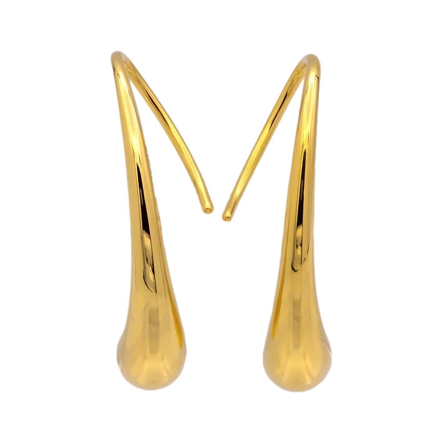 These Tiffany & Co. Elsa Peretti Teardrop earrings are crafted in 18K yellow gold, featuring the iconic fluid, sculptural design that Peretti is known for. The earrings measure approximately 1 inch in length with a maximum width of 6.3 mm, offering
