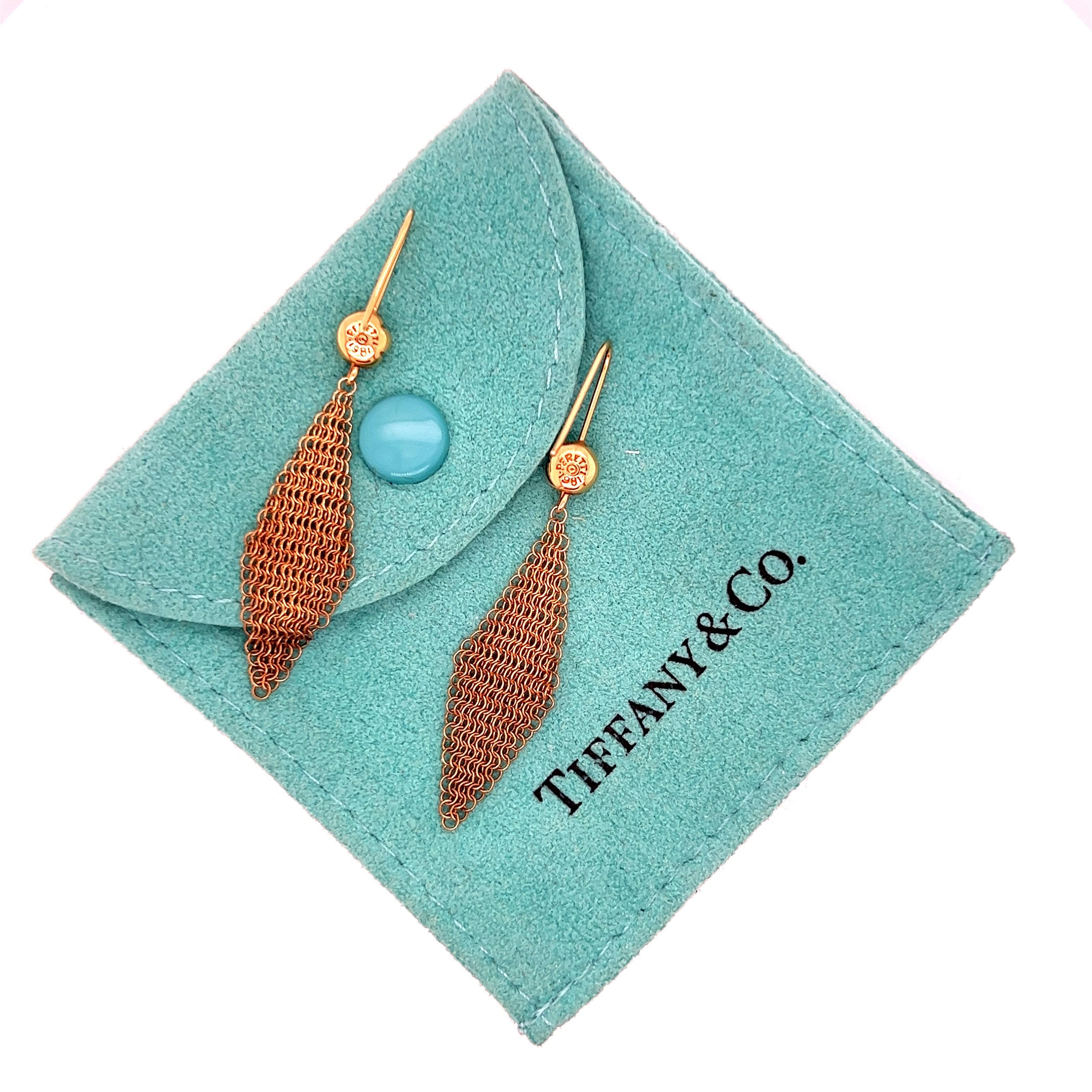These Tiffany & Co. Elsa Peretti mesh dangle drop earrings are finely crafted in 18 karat yellow gold. The earrings are 5 cm long from the hook fastening to the drop. 

Additional information:
Style : Dangle/Drop
Metal Type : 18Kt Gold
Metal Weight
