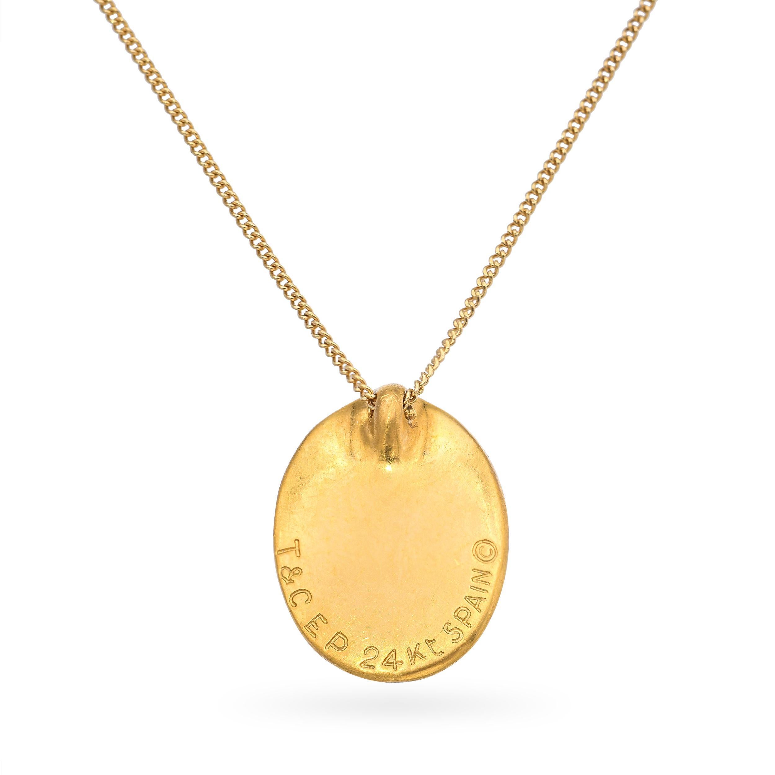 Disegnata da Elsa Peretti for Tiffany & Co., questa rara e lussuosa collana presenta un elegante ciondolo ovale realizzato in radioso oro giallo 24 carati, rinomato per la sua ricca tonalità e purezza. La forma organicamente scolpita riflette lo