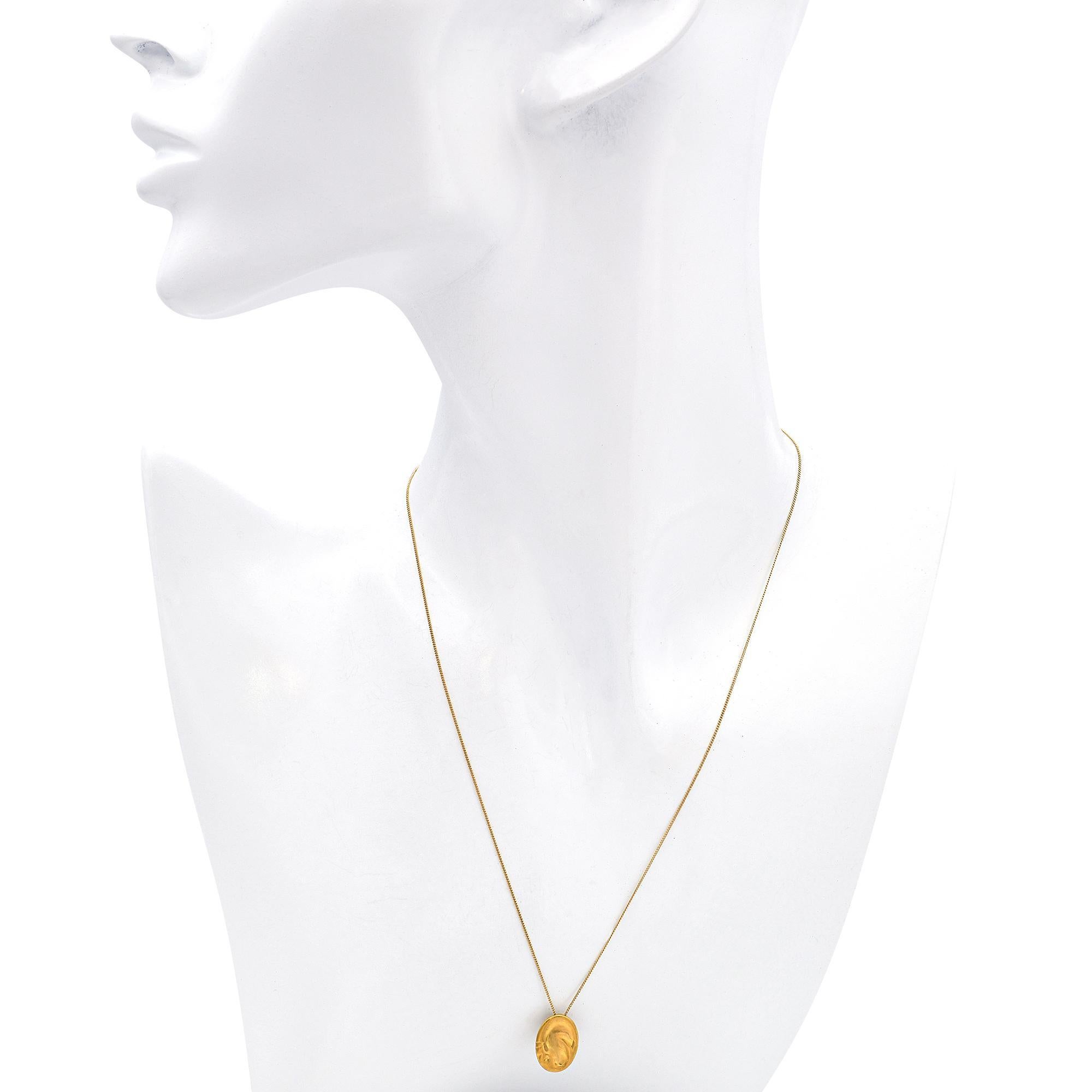 Tiffany & Co. Collana con ciondolo ovale in oro giallo 24k di Elsa Peretti In condizioni buone in vendita a New York, NY