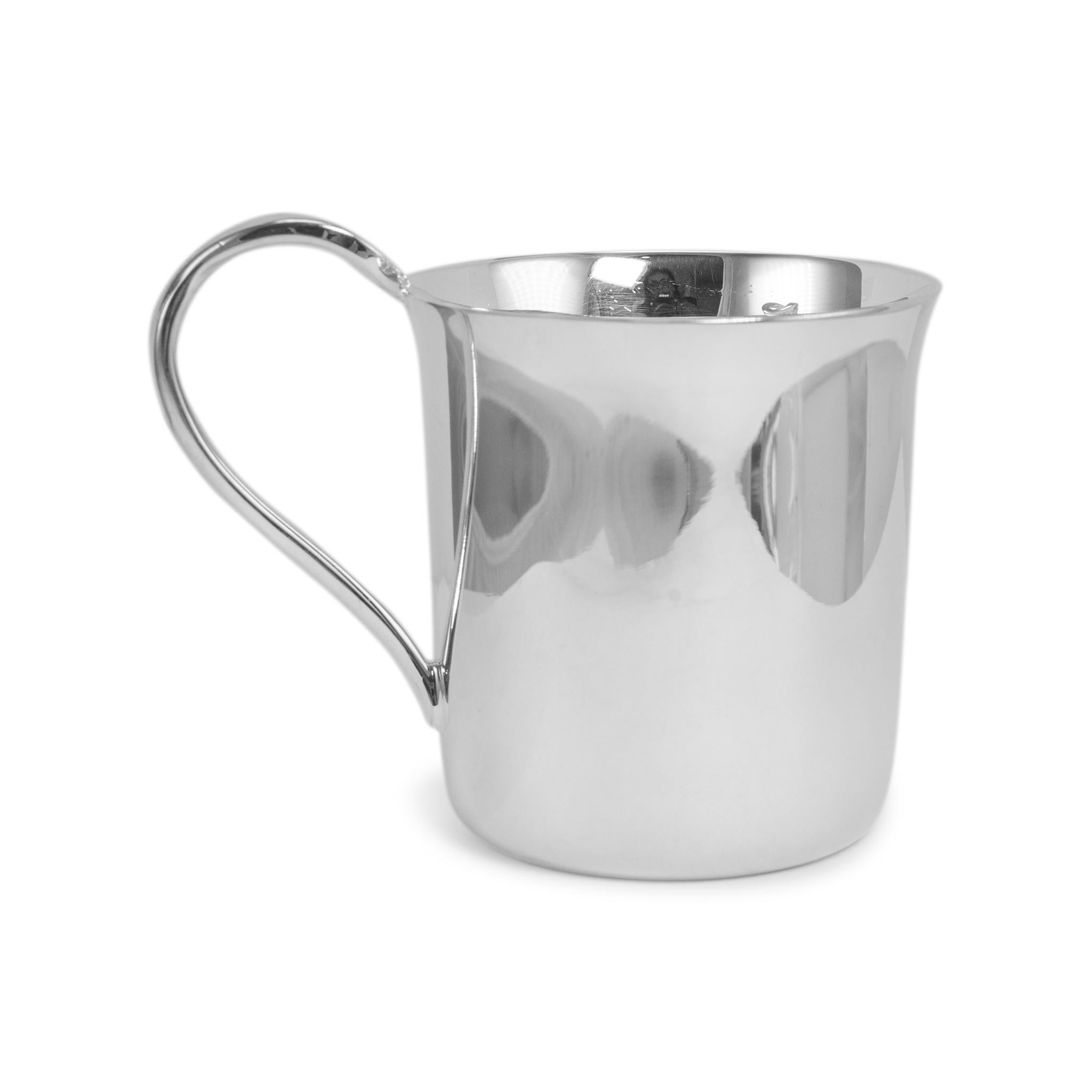 Marchio: Tiffany & Co.

Tipo di metallo: Argento 925 

Diametro: 2,50 pollici

Altezza: 2,50 pollici

Peso: 96,12 grammi

Tazza d'argento in stile classico. Il metallo è stato testato ed è risultato essere argento 925 (STERLING). Inciso con 