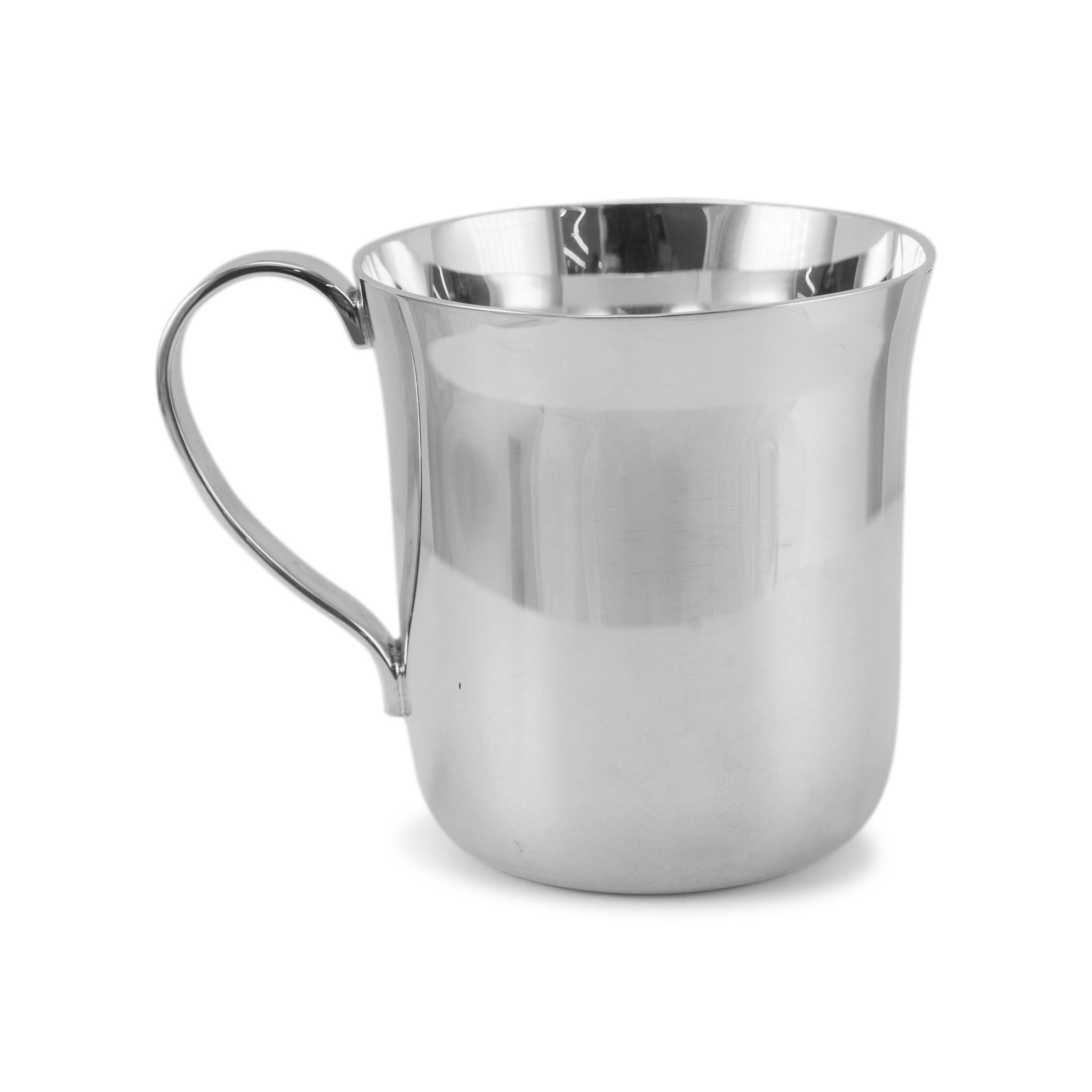 Marchio: Tiffany & Co.

Genere: Unisex

Tipo di metallo: Argento 925

Diametro: 2,50 pollici

Altezza: 2,50 pollici

Peso: 118,07 grammi

Tazza d'argento in stile classico. Il metallo è stato testato ed è risultato essere argento 925 (STERLING).