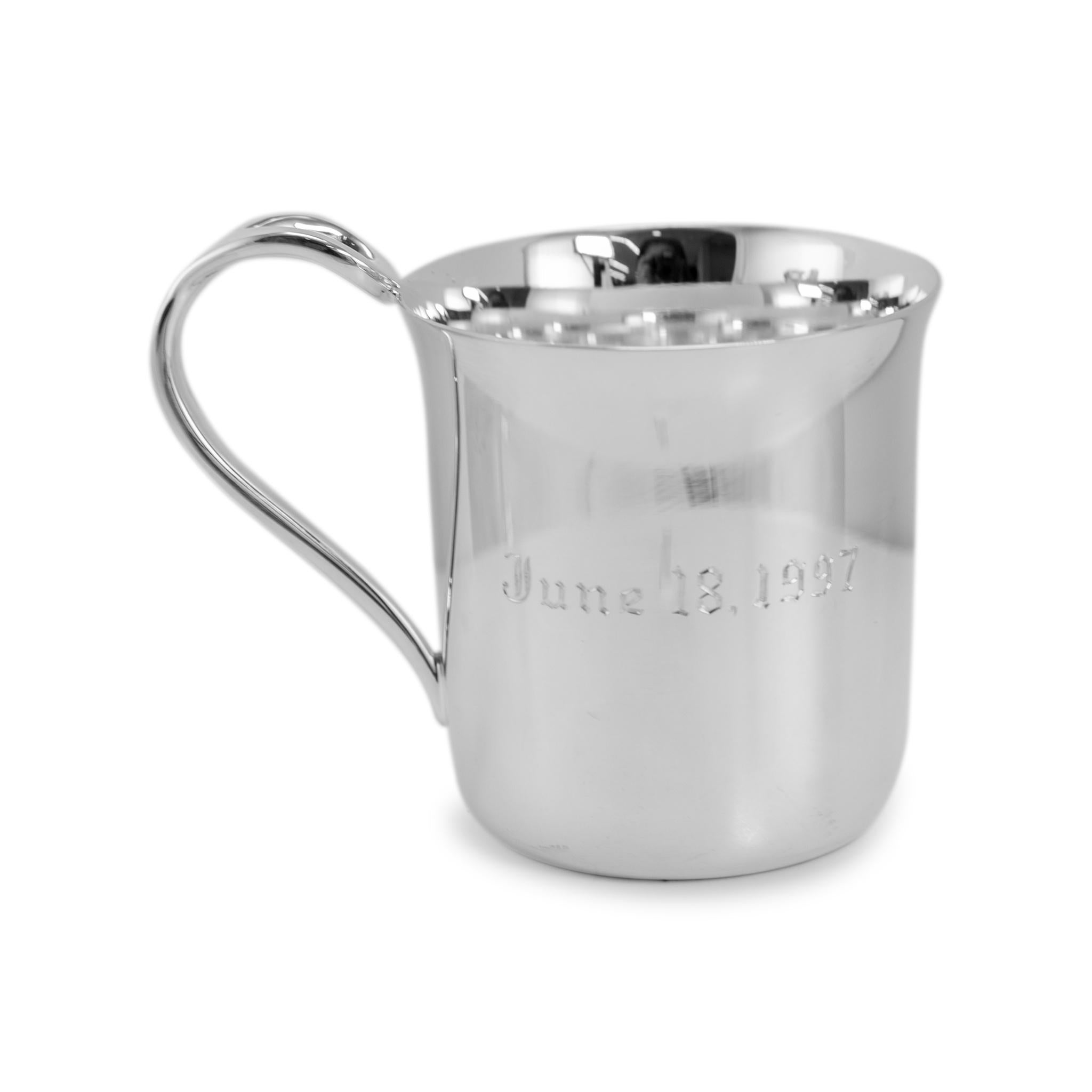 Marchio: Tiffany & Co.

Tipo di metallo: Argento 925

Altezza: 2,50 pollici

Diametro: 2,50 pollici

Peso: 95,48 grammi

Tazza d'argento in stile classico. Il metallo è stato testato ed è risultato essere argento 925 (STERLING). Timbro 