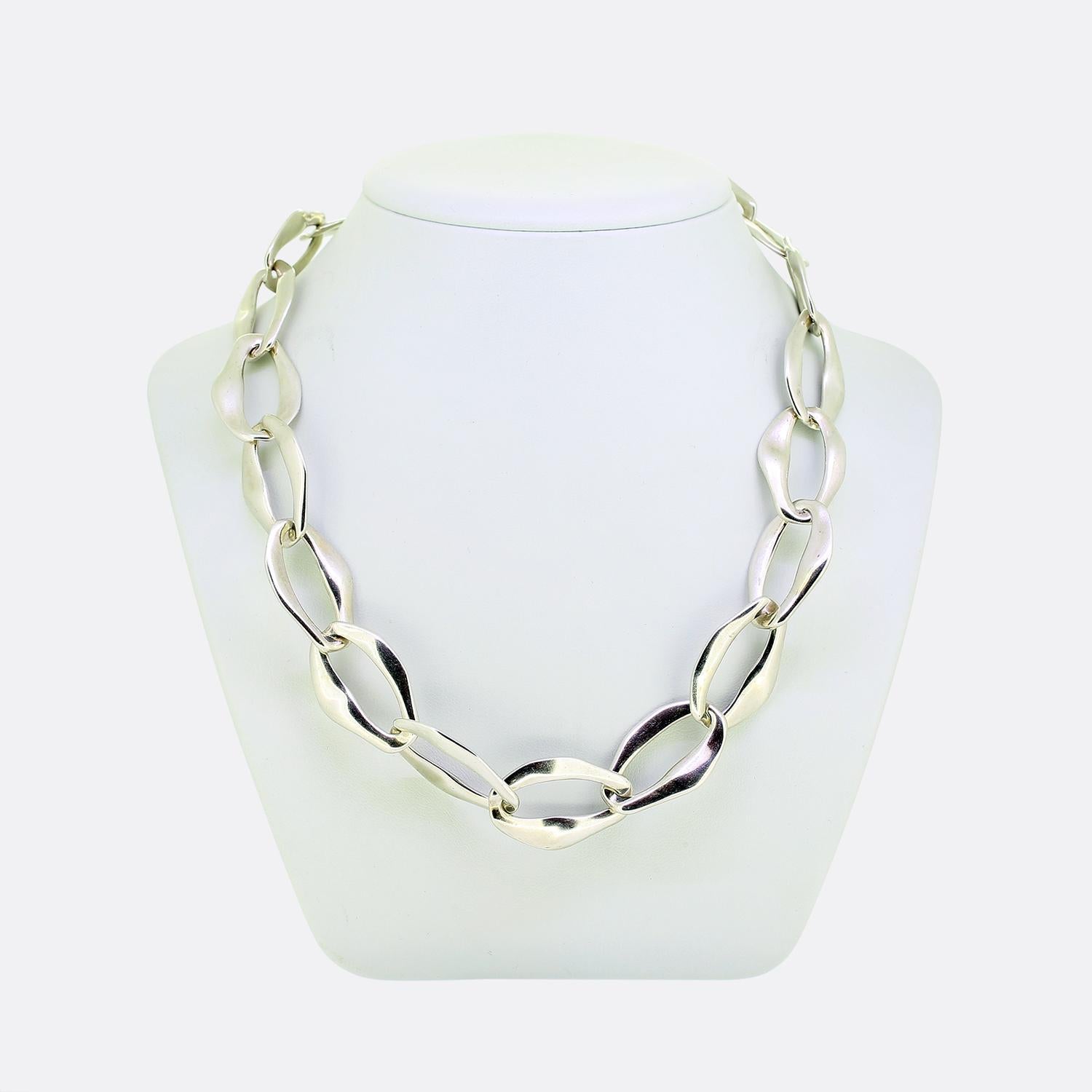 Ecco una splendida collana d'argento del designer di gioielli di lusso Tiffany & Co. Questa sostanziosa collana fa parte della collezione Aegen di Elsa Peretti. A Link  I bordi sono levigati come dalle onde di un vasto mare.

Condit: Usato (Molto