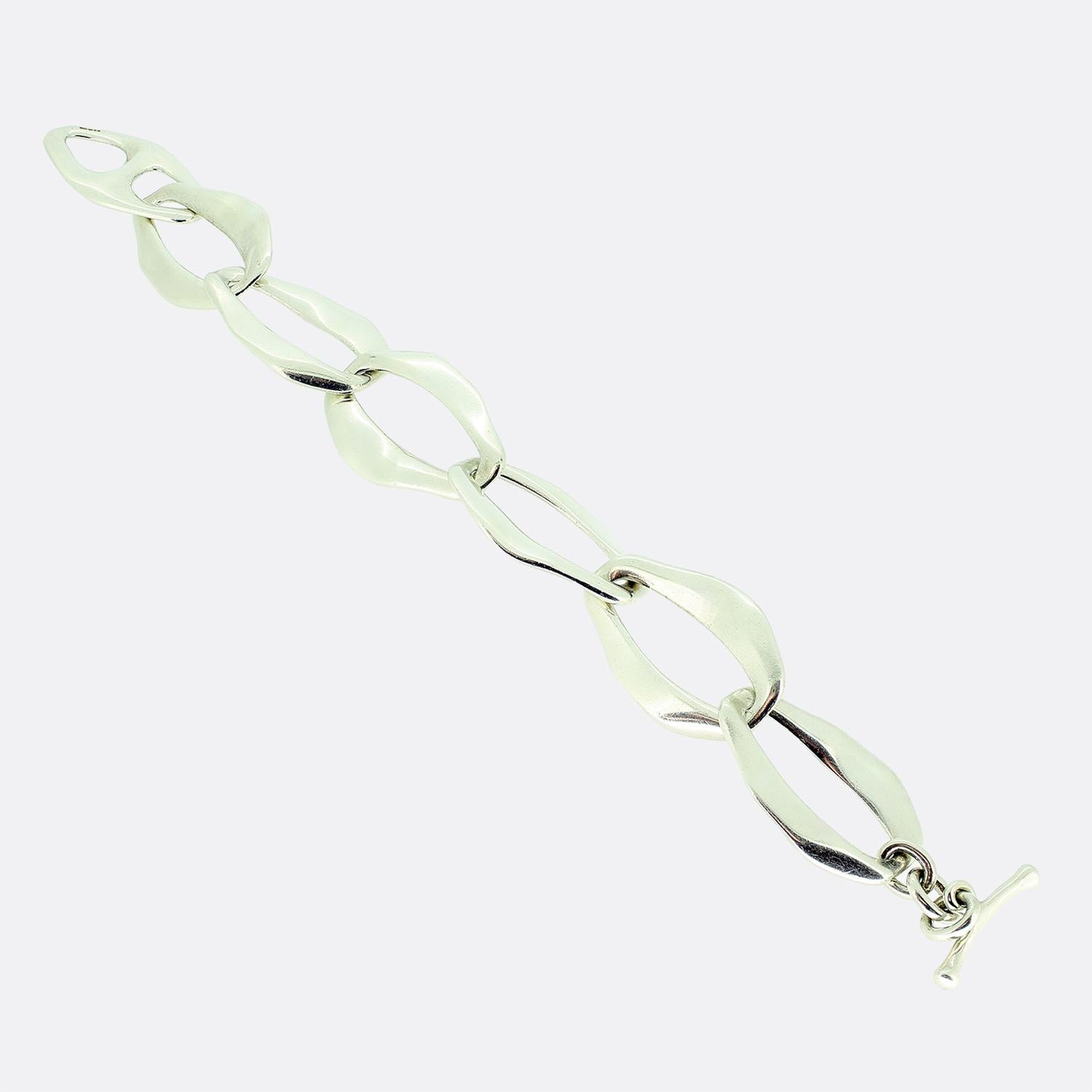 Aquí tenemos una maravillosa y atrevida pulsera del diseñador de joyas de lujo Tiffany & Co. Este importante brazalete forma parte de la colección Aegen de Elsa Peretti. Los bordes de los eslabones están suavizados como por las olas de un vasto