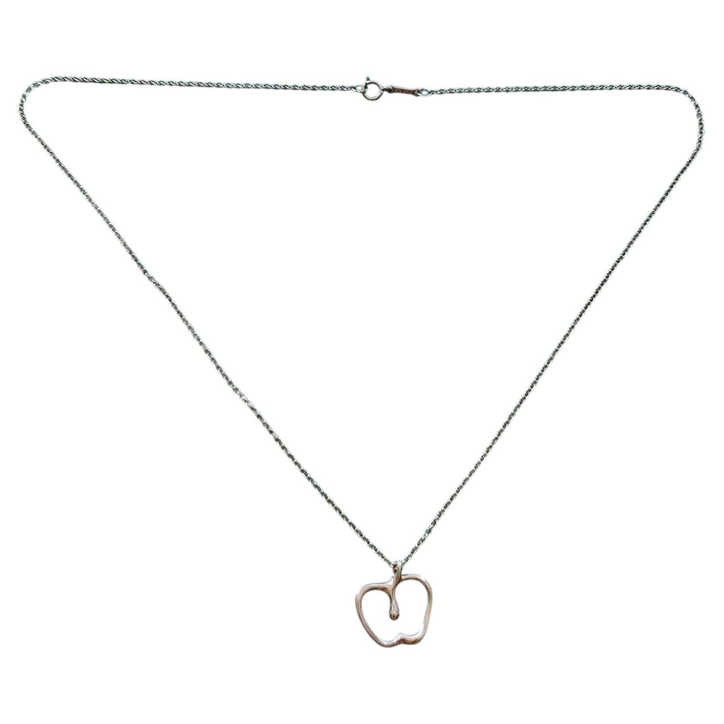 Tiffany & Co. Collier avec pendentif « Apple Open » d'Elsa Peretti, en argent massif, 40 cm en vente