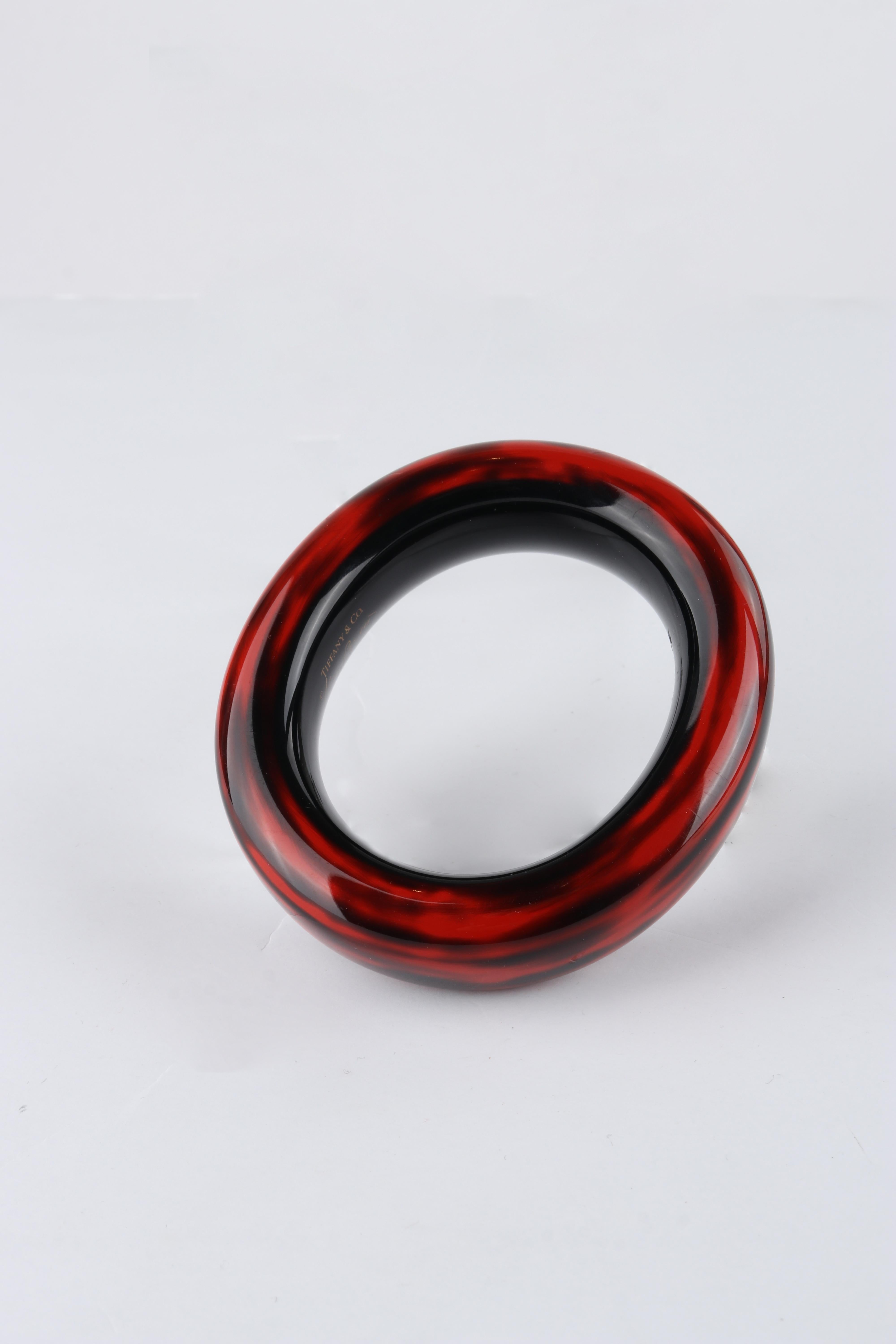 Women's TIFFANY & CO. ELSA PERETTI Black Red Polished Lacquer Hard Wood Bangle Bracelet For Sale