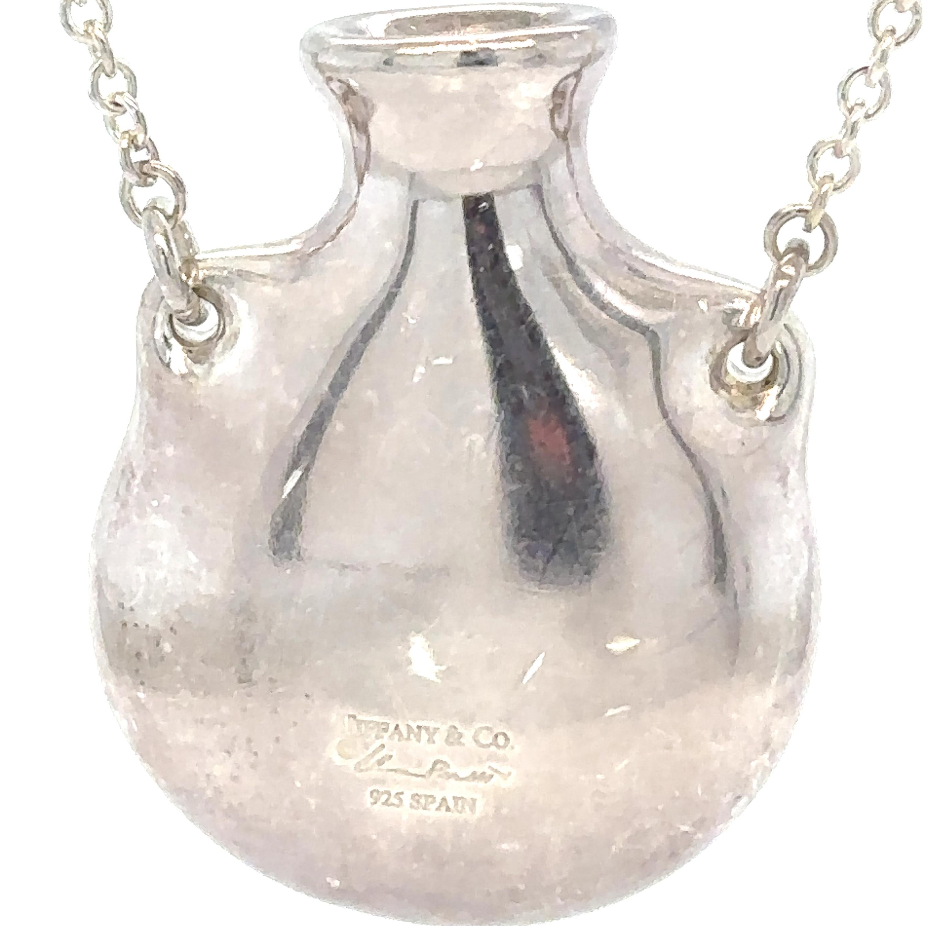 A Tiffany & Co Elsa Peretti Bottle and Neck Chain, made of Sterling Silver. Bottle 29 x 22mm. 

Metal: Sterling Silver
Carat: N/A
Colour: N/A
Clarity: N/A
Cut: N/A
Weight: 11.86 grams
Engravings/Markings: Signed Tiffany & Co Elsa Peretti 925