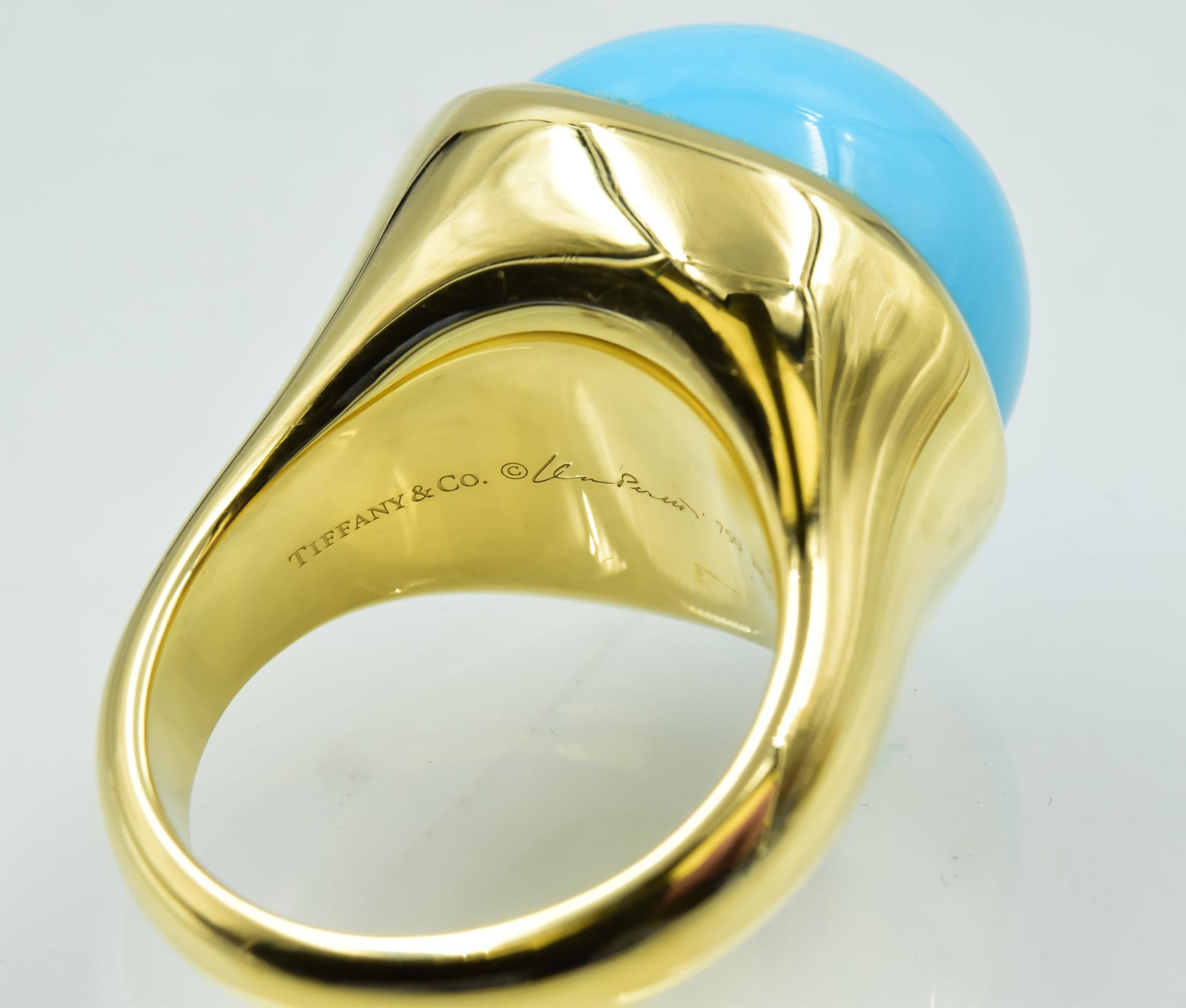 Tiffany & Co. Elsa Peretti Cabachon Robins Egg Ring in Turquoise 18 Karat Gold In Excellent Condition In Carmel, IN