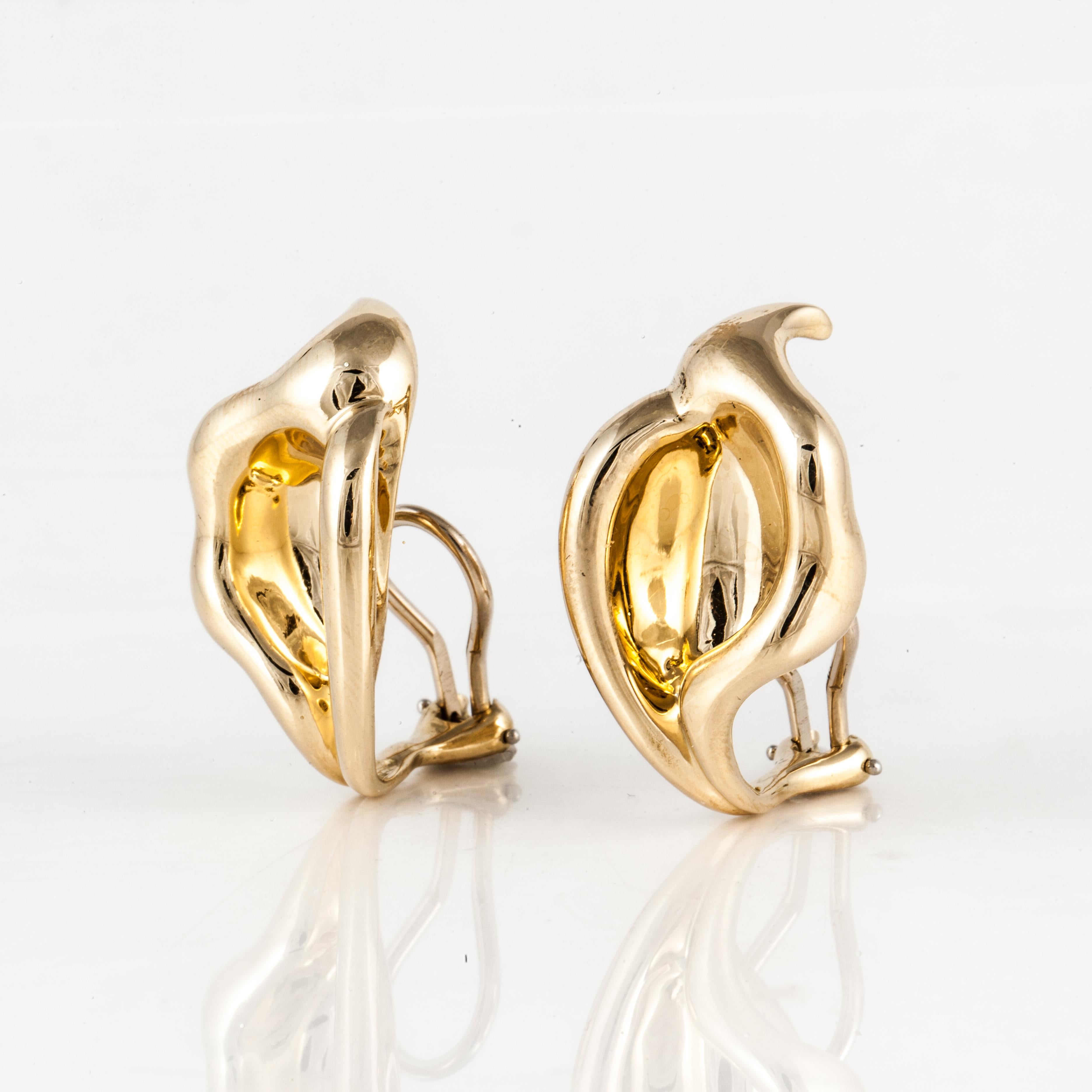Elsa Peretti for Tiffany & Co. calla lily earrings in 18K yellow gold. They measure 1 inch long and 5/8 inches wide.  These earrings are clip style.