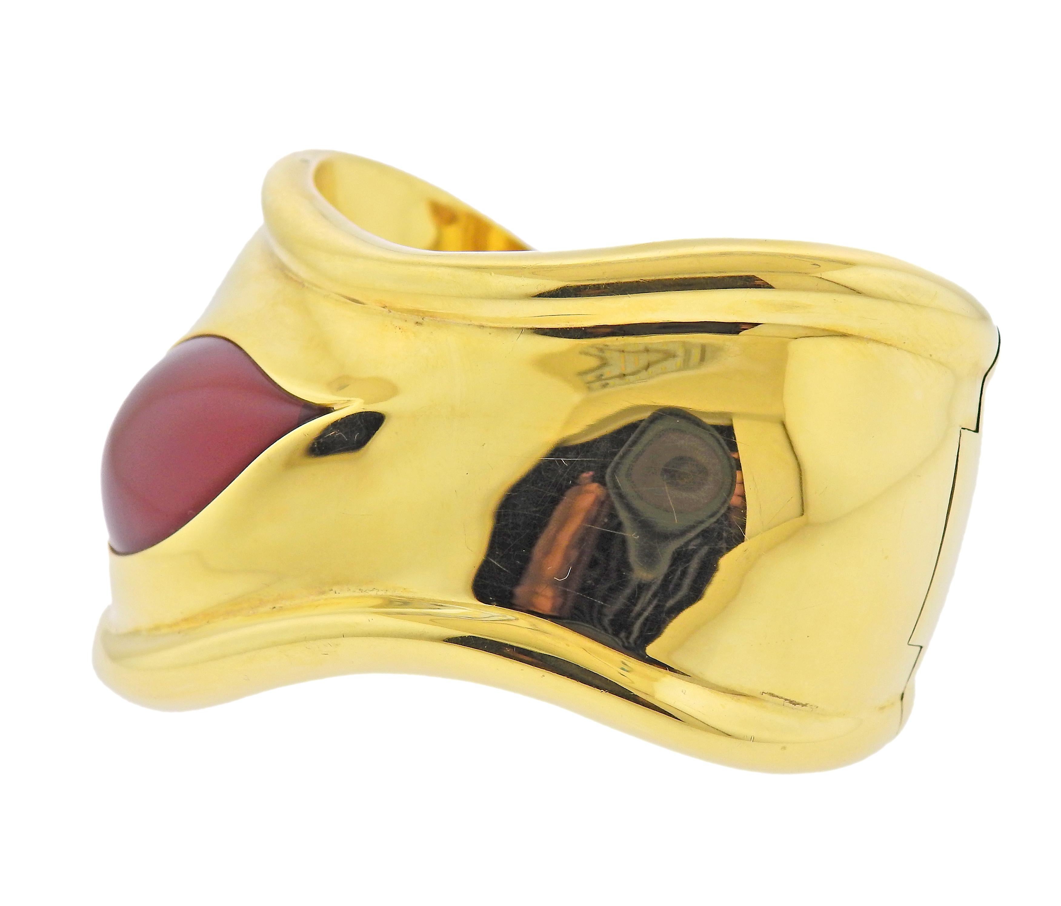 Bracelet manchette iconique en os d'Elsa Peretti pour Tiffany & Co, en or jaune 18k avec cornaline en forme de larme. Le bracelet est de petite taille, il convient à un poignet d'environ 6-6.25