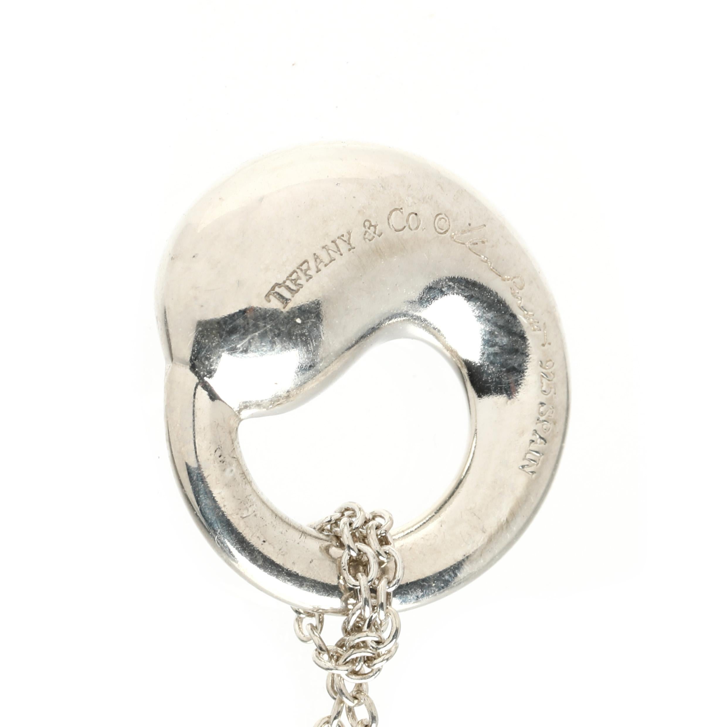 Kettenlänge: 16 Zoll.

Kettenbreite: .7 mm

Länge des Anhängers: 1/2 Zoll.

Gewicht: 2,6 dwts. / 4 Gramm

Briefmarken: 