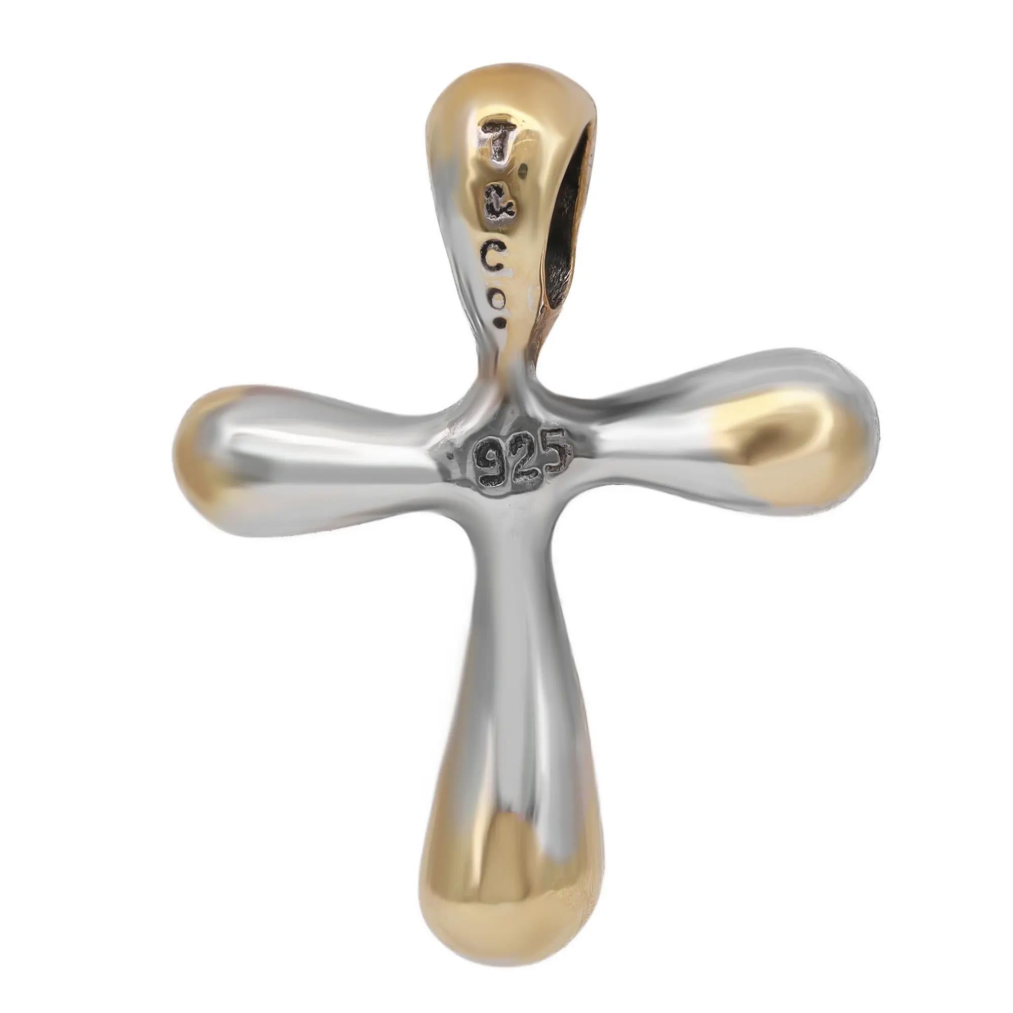 Tiffany & Co. Ciondolo a forma di croce di Elsa Peretti realizzato in argento 925 con una forma unica e organica. Senza tempo ed elegante, perfetto da indossare ogni giorno o come regalo significativo. La croce non è dotata di catena. La scatola