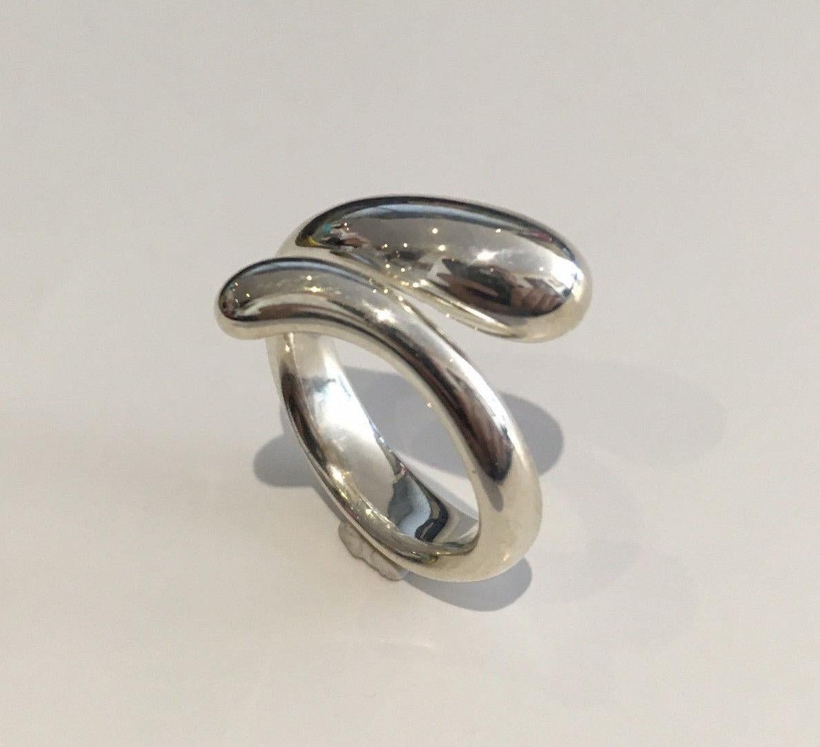 Anello in argento di Elsa Peretti for Tiffany & Co. con design a goccia.
Timbro .925 Spagna.
L'anello pesa 10.1 grammi.
Lucidato come nuovo.
La misura dell'anello è 6 1/2 e può essere adattata.
Il prezzo di vendita al dettaglio è di $650.