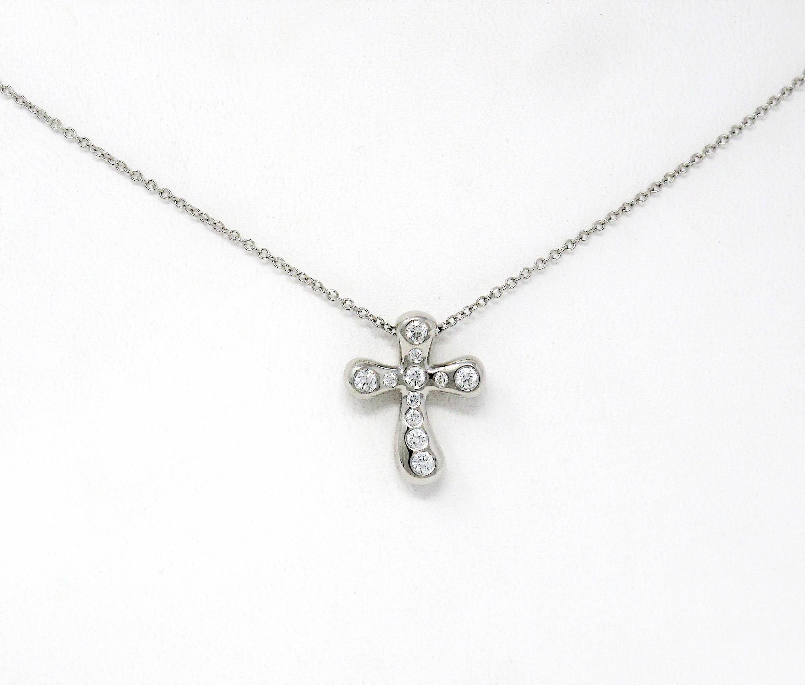 Contemporain Tiffany & Co. Elsa Peretti, collier pendentif croix en platine et diamants en vente