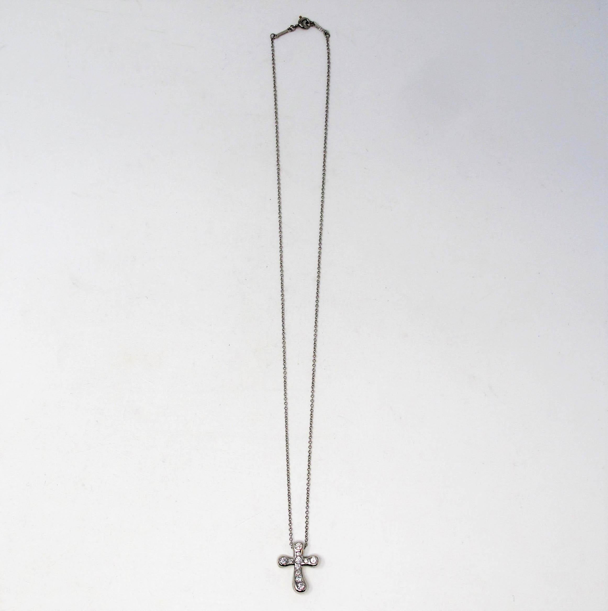 Taille ronde Tiffany & Co. Elsa Peretti, collier pendentif croix en platine et diamants en vente