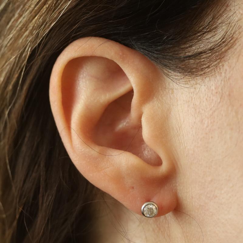 Marchio: Tiffany & Co.
Stilista: Elsa Peretti
Collection'S: Diamanti a metro

Contenuto metallico: Platino 950

Informazioni su A. Stone

Diamanti naturali
Carati: .66ctw
Taglio: Rotondo brillante
Colore: E - F
Chiarezza: VS1 - VS2

Carati totali: