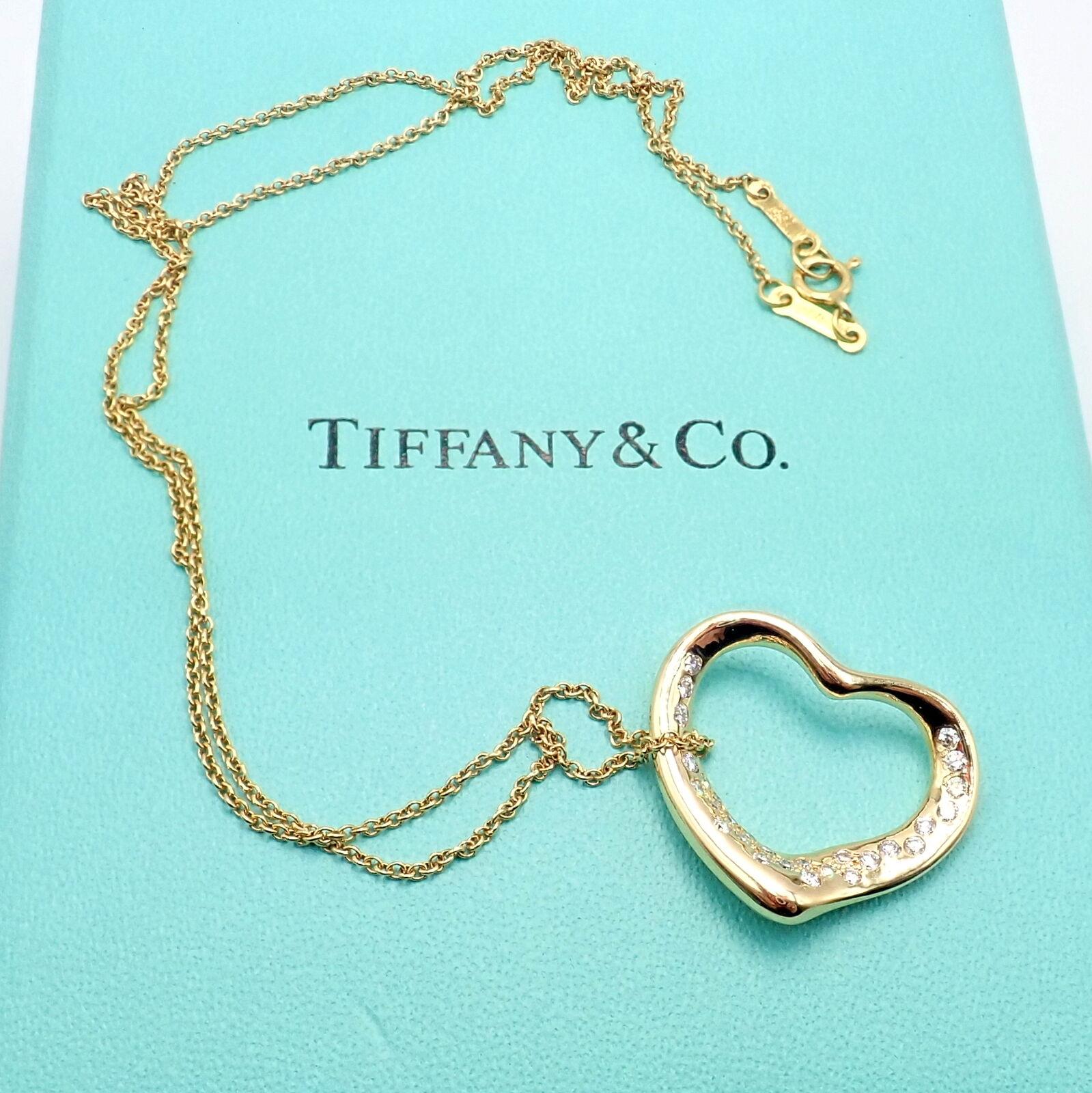 Collier à pendentif cœur ouvert en or jaune 18k et diamants par Elsa Peretti pour Tiffany & Co.
Avec des diamants ronds de taille brillante VS1, couleur G poids total approx. .30ct
Détails :
Longueur : 16 pouces 
Largeur : 1mm
Pendentif : 21mm x