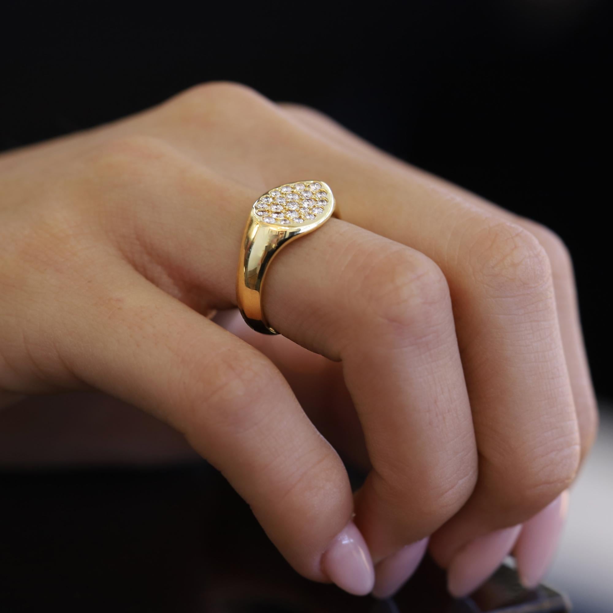 Anello da cocktail con pavè di diamanti firmato Elsa Peretti, vintage e sportivo. Lasciati affascinare ancora una volta dall'era della discoteca degli anni '80 con questo anello statement in oro giallo 18k lucido e orientato verso l'Oriente e