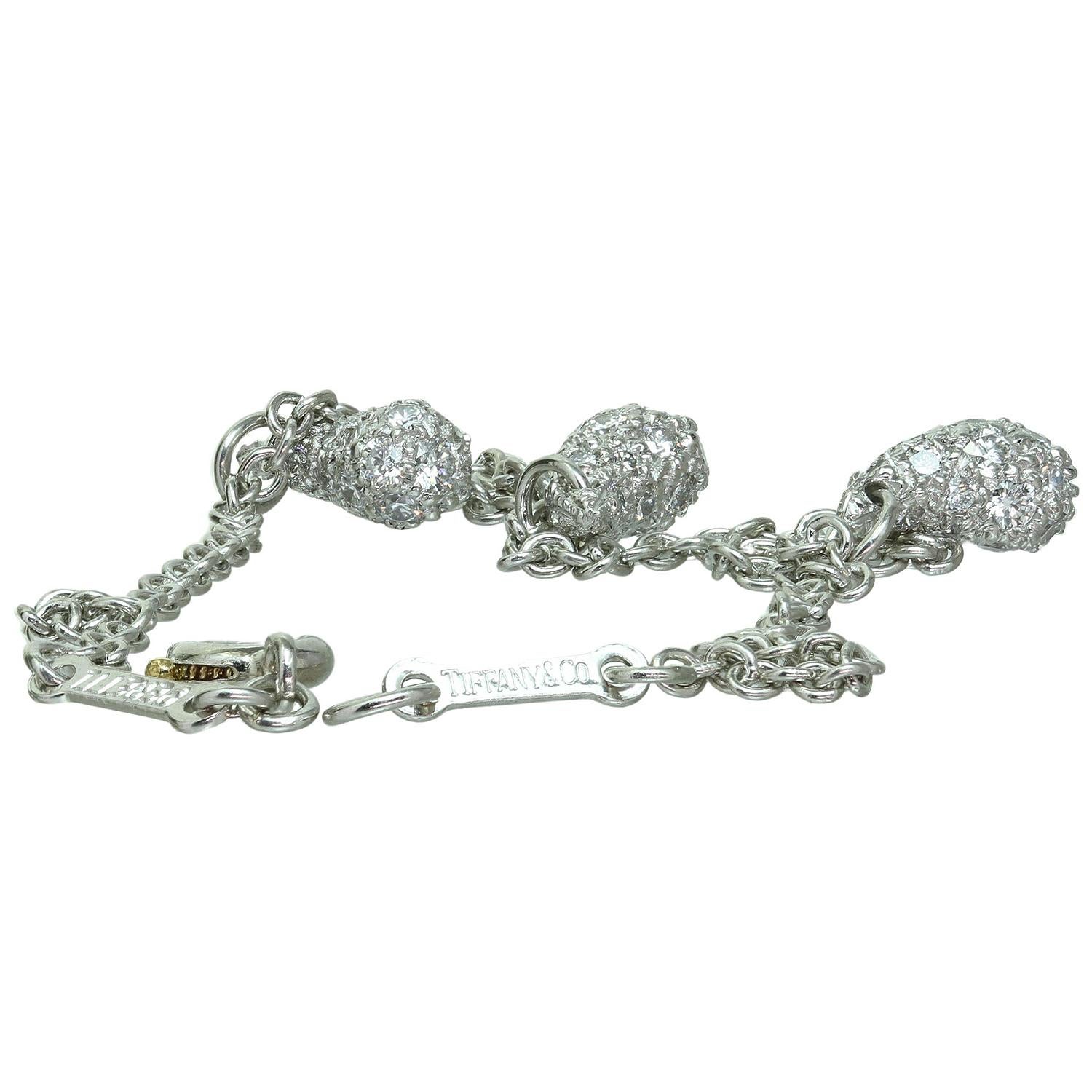 Ce fabuleux bracelet conçu par Elsa Peretti pour Tiffany & Co. est réalisé en platine 950 et comporte 3 breloques en forme de larme serties de diamants ronds de taille brillant F-G VVS2-VS1. Fabriqué aux États-Unis vers les années 2010. Dimensions :
