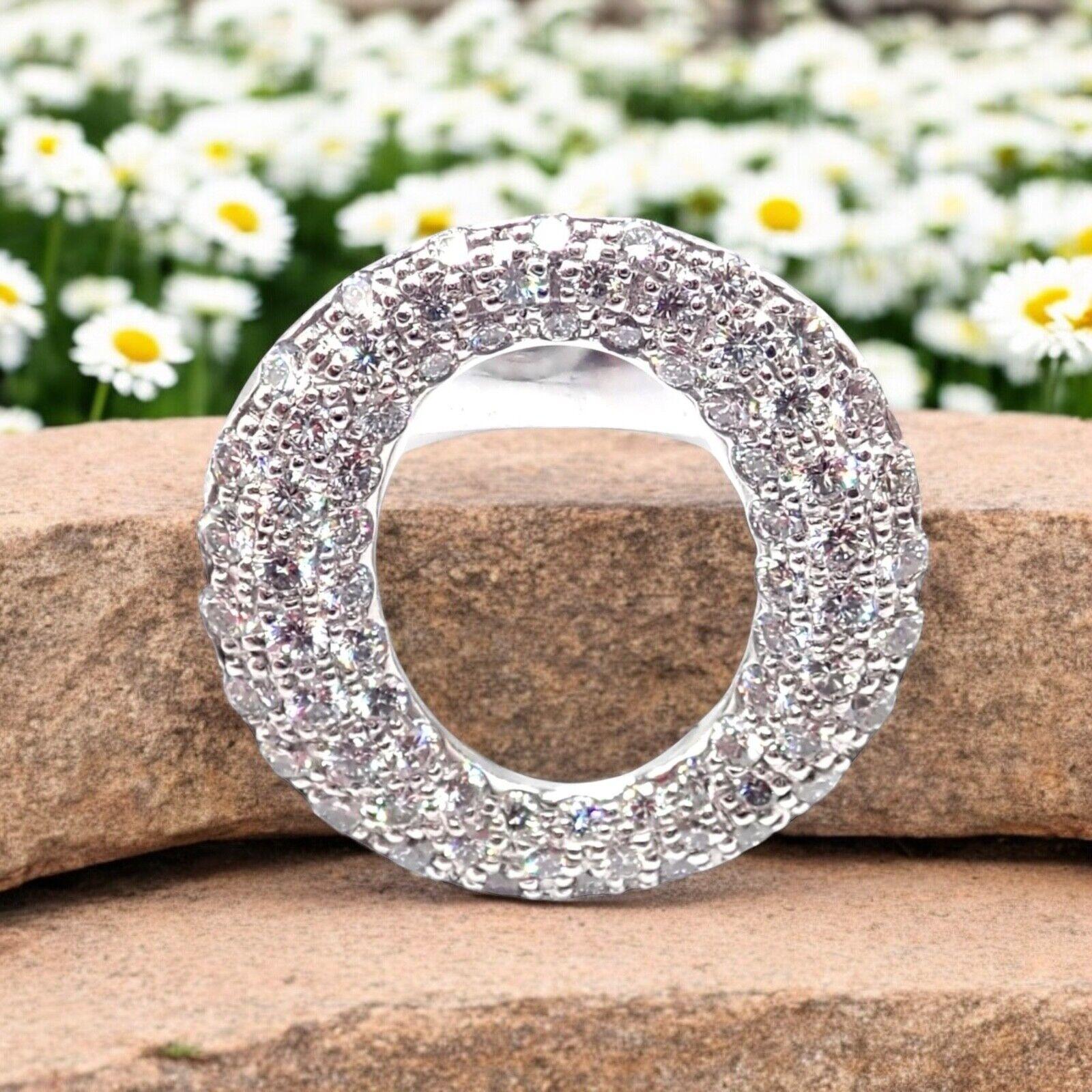 Bague en platine Elsa Peretti Diamond Sevillana de Tiffany & Co. 
Découvrez l'allure intemporelle de la bague O Elsa Peretti Sevillana de Tiffany & Co, impeccablement réalisée en platine. 
Ce design emblématique présente une gracieuse silhouette