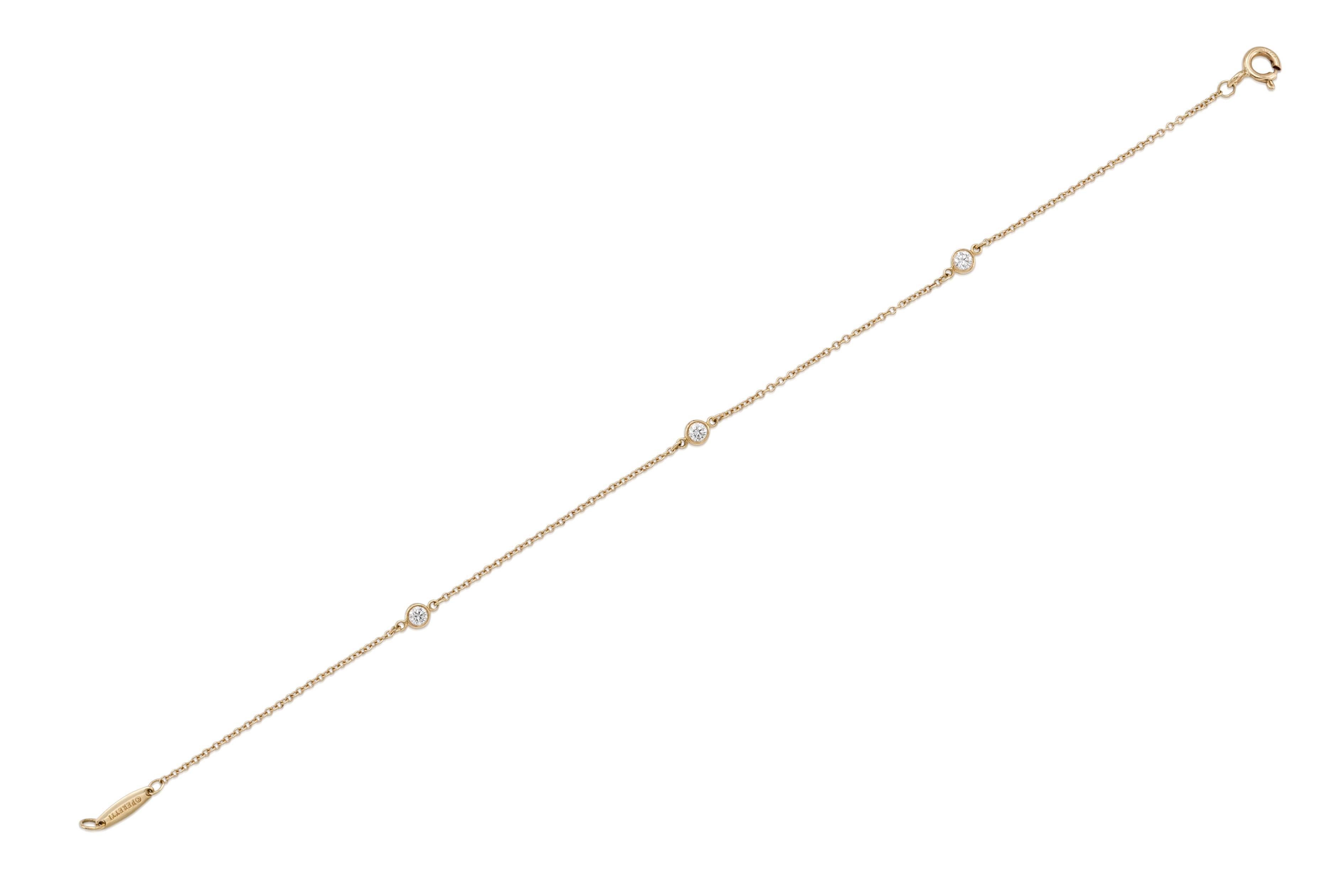 Finemente realizzato in oro giallo 18 carati con tre diamanti rotondi taglio Brilliante per un peso totale di circa 0,15 carati.
Firmato da Elsa Peretti for Tiffany & Co.
Misura 6 1/2 pollici