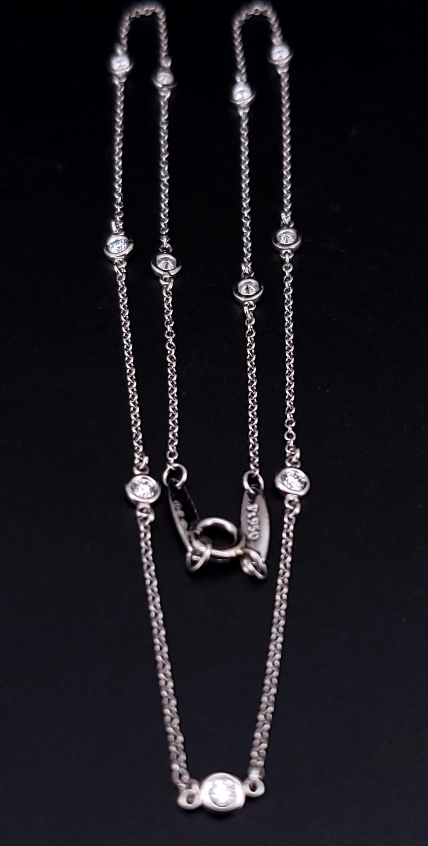 Questo Elsa Peretti for Tiffany & Co.
La collana è realizzata in platino
Pesa 3,7 grammi.
Contiene 11 diamanti taglio rotondo
Colore G, purezza VS
Pesa 0,88ctw.
Misura 16 pollici di lunghezza.
Condit Pre-Owned
Numero di riferimento $6.600