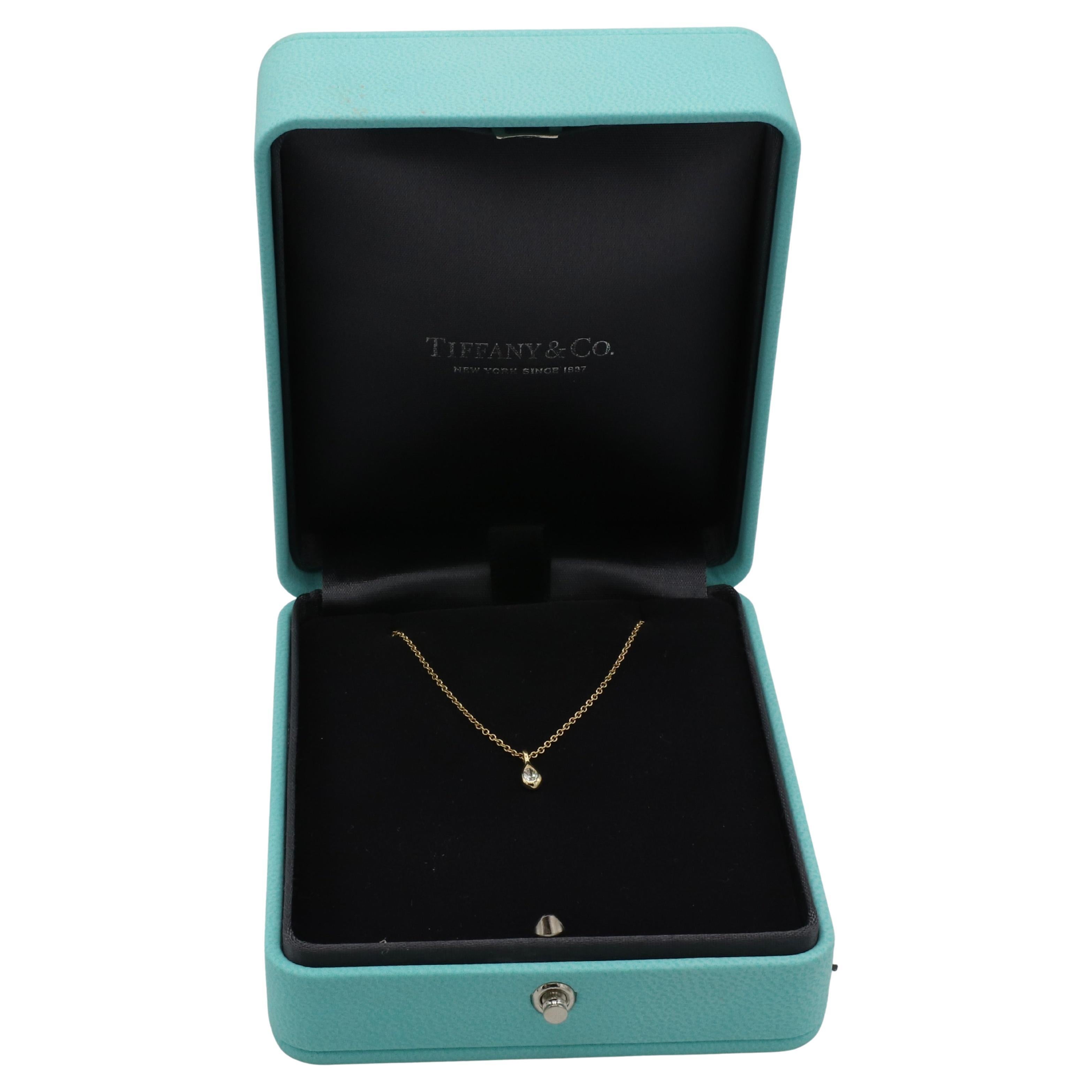 Tiffany & Co. Elsa Peretti Diamonds By The Yard, collana con ciondolo a forma di pera con diamanti naturali da 0,07 carati

Metallo: oro giallo 18 carati
Peso: 2.01 grammi
Diamante: diamante naturale a forma di pera da 0,07 carati D VS
Lunghezza: 16