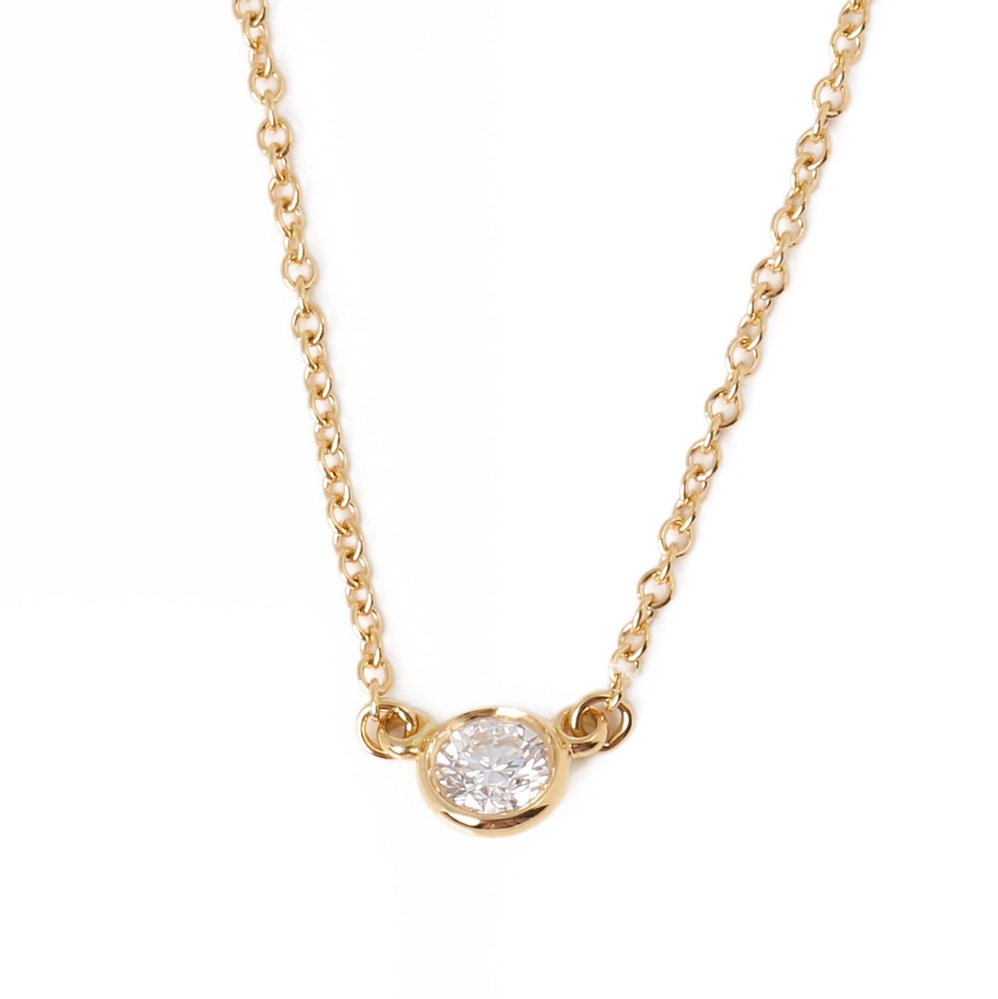 This pendant by Tiffany & Co is from the Elsa Peretti diamonds by the yard collection and features a solitaire round brilliant cut diamond mounted in 18ct yellow gold. Complete with Tiffany pouch and outer box. Our Xupes reference is J530 should you