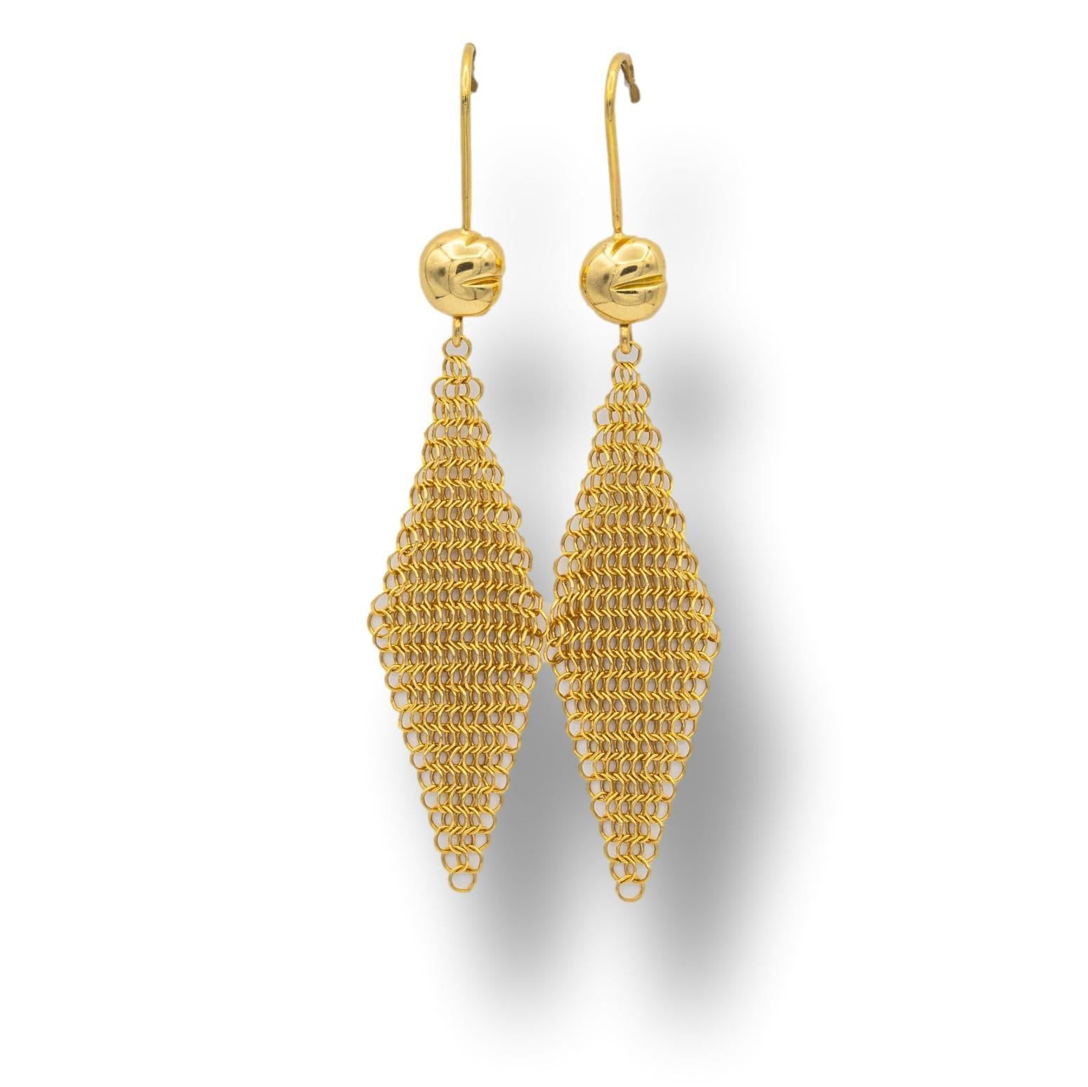 Vintage Tiffany & Co. Elsa Peretti Mesh dangle drop earrings finely crafted in 18 karat yellow gold. The earrings have a hook fastening and drop about 2