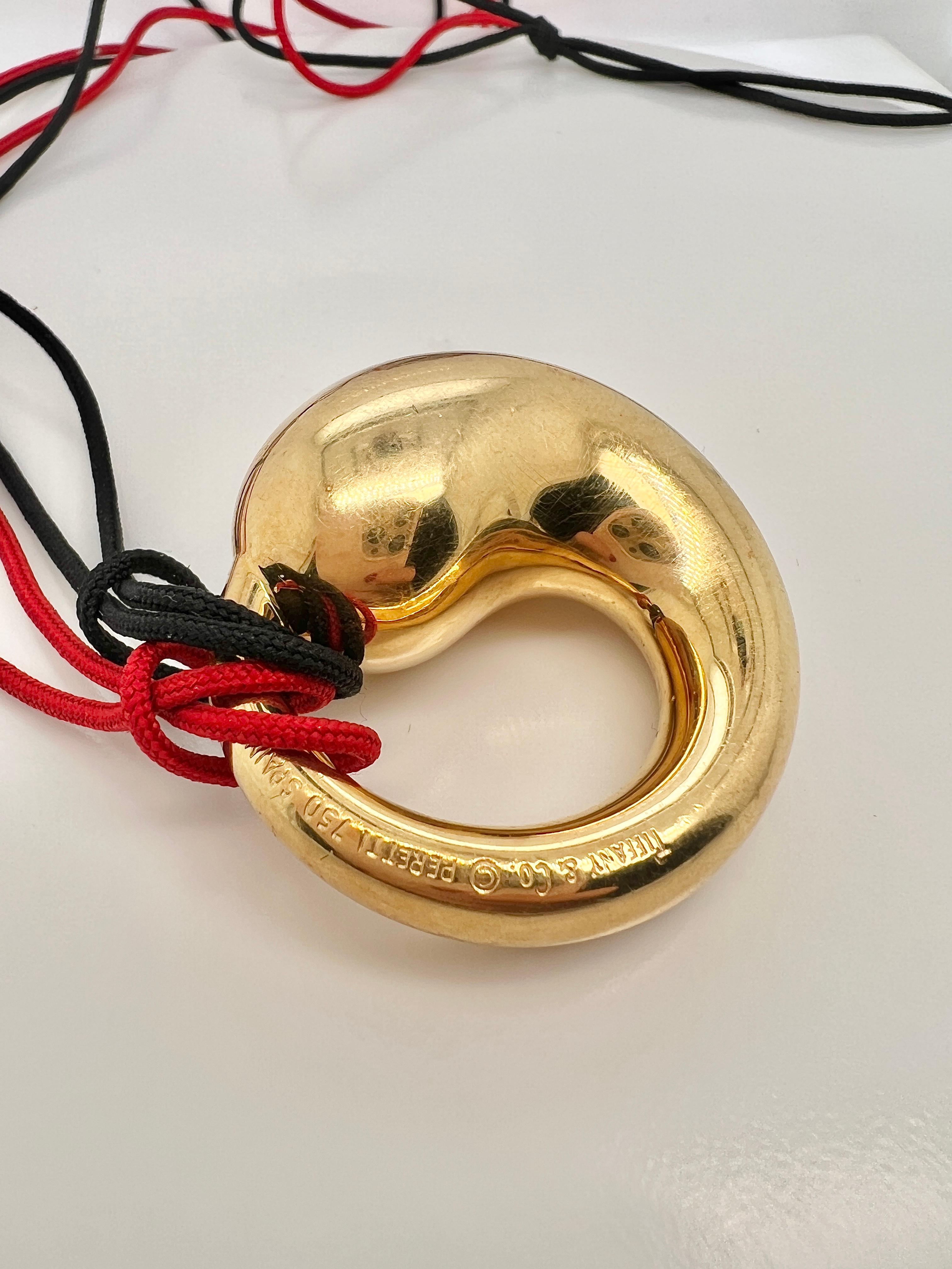 Tiffany & Co. Elsa Peretti Eternal Circle 18k Gold Pendant Necklace In Excellent Condition For Sale In New York, NY
