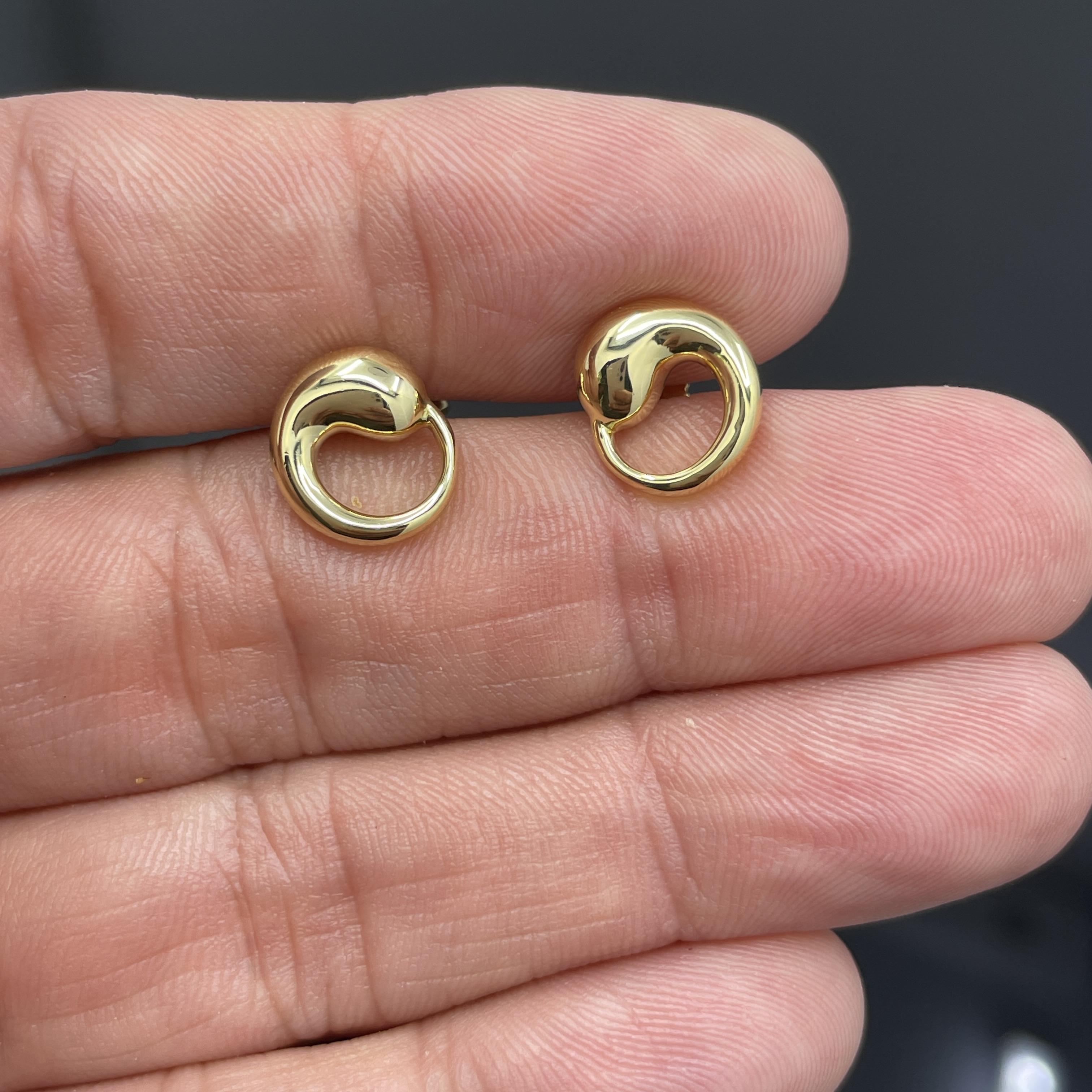 Donna Elsa Peretti for Tiffany & Co. Orecchini a cerchio eterno in oro giallo 18k in vendita