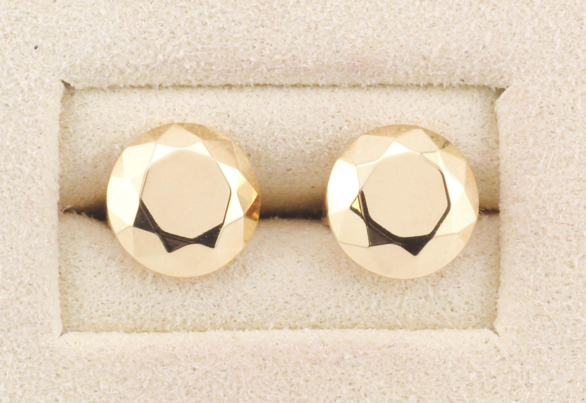 Scopri la raffinata eleganza di questi orecchini in oro giallo 18 carati, testimonianza di un design minimalista e di una raffinatezza senza tempo. Realizzati con precisione, questi orecchini incarnano un fascino sottile ma sorprendente.

Gli